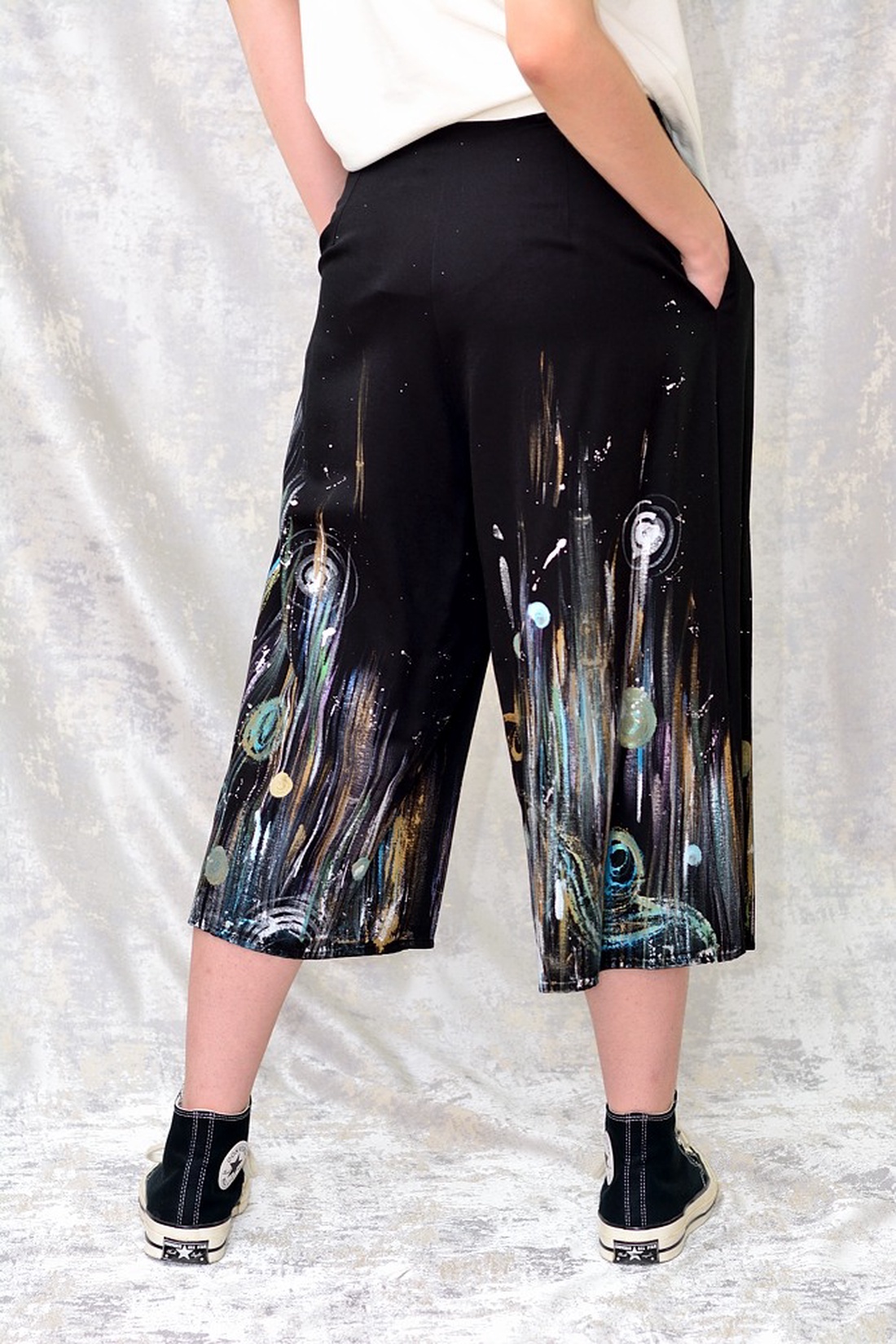 Pantaloni negri cu pictură abstractă, unicat - îmbrăcăminte și modă - haine damă - pantaloni damă - Artynos.ro Pantaloni negri cu pictură abstractă, unicat - îmbrăcăminte și modă - haine damă - pantaloni damă - Artynos.ro