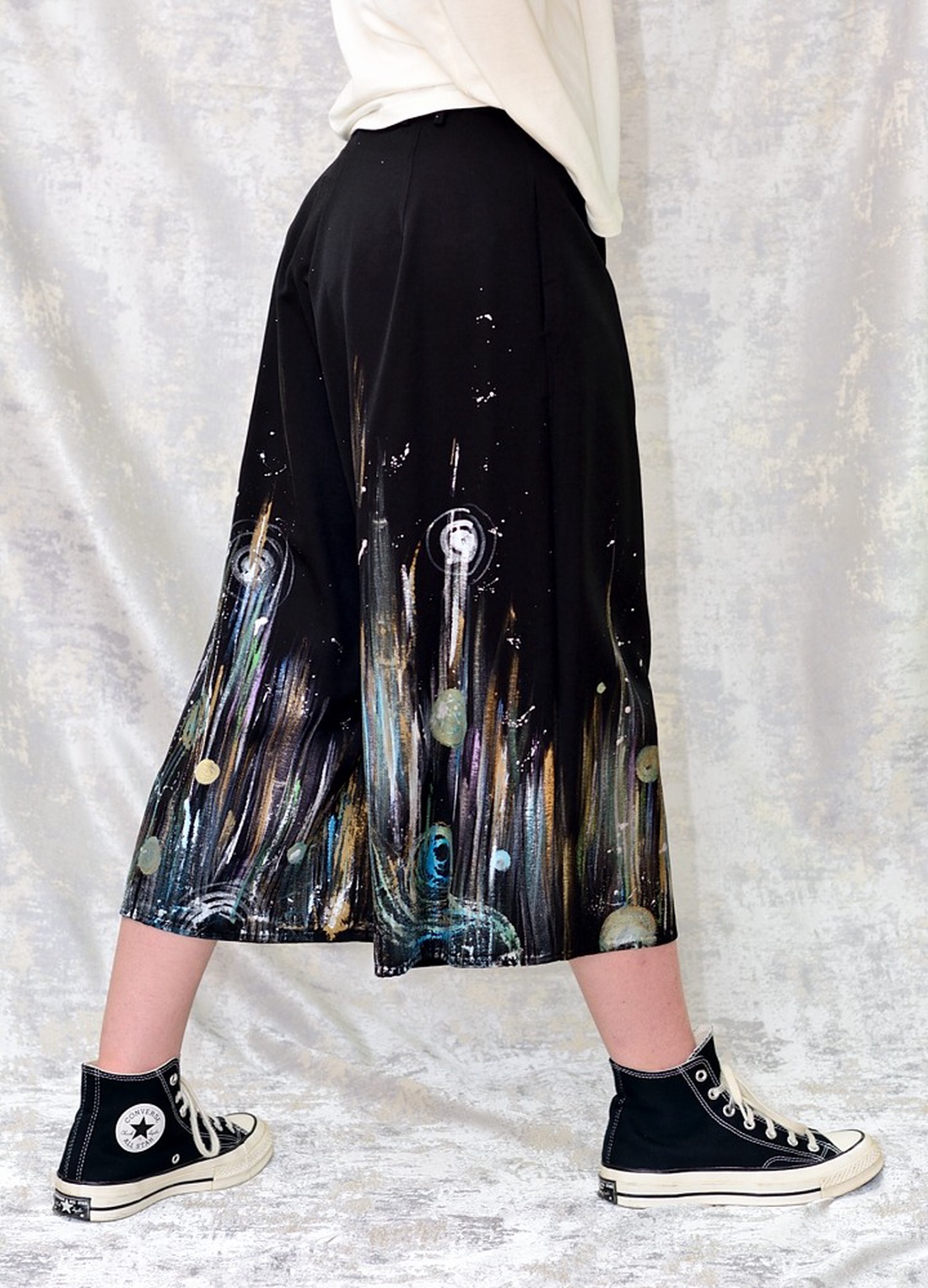 Pantaloni negri cu pictură abstractă, unicat - îmbrăcăminte și modă - haine damă - pantaloni damă - Artynos.ro Pantaloni negri cu pictură abstractă, unicat - îmbrăcăminte și modă - haine damă - pantaloni damă - Artynos.ro