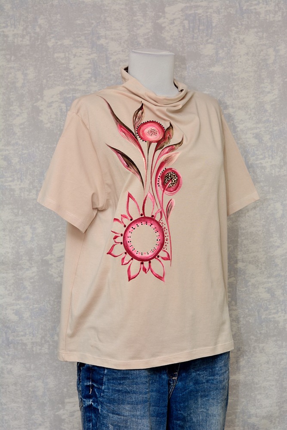 Tricou bej cu pictură florală, unicat - îmbrăcăminte și modă - haine damă - tricou și top de damă - Artynos.ro Tricou bej cu pictură florală, unicat - îmbrăcăminte și modă - haine damă - tricou și top de damă - Artynos.ro