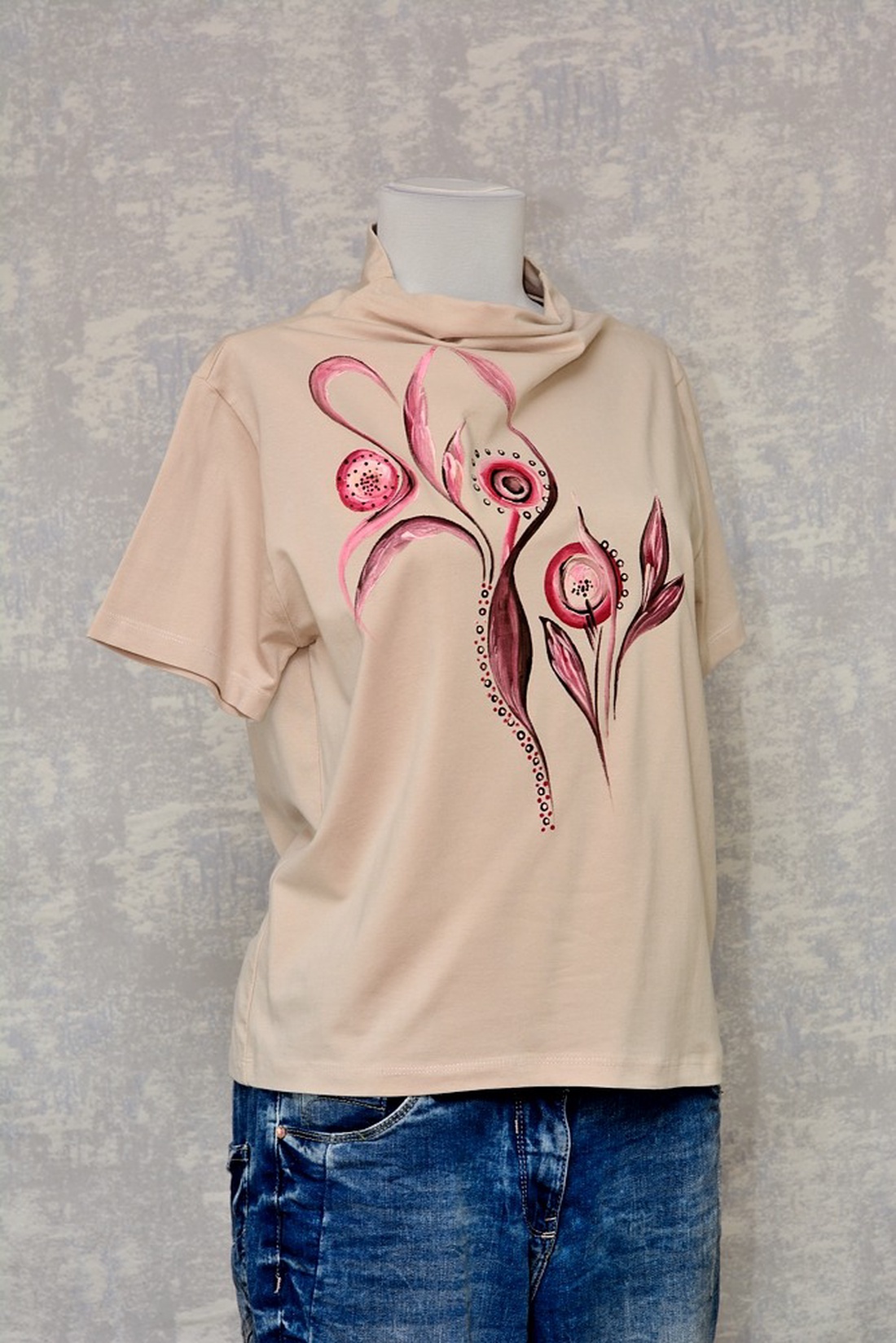 Tricou bej cu pictură florală, abstractă - îmbrăcăminte și modă - haine damă - tricou și top de damă - Artynos.ro Tricou bej cu pictură florală, abstractă - îmbrăcăminte și modă - haine damă - tricou și top de damă - Artynos.ro