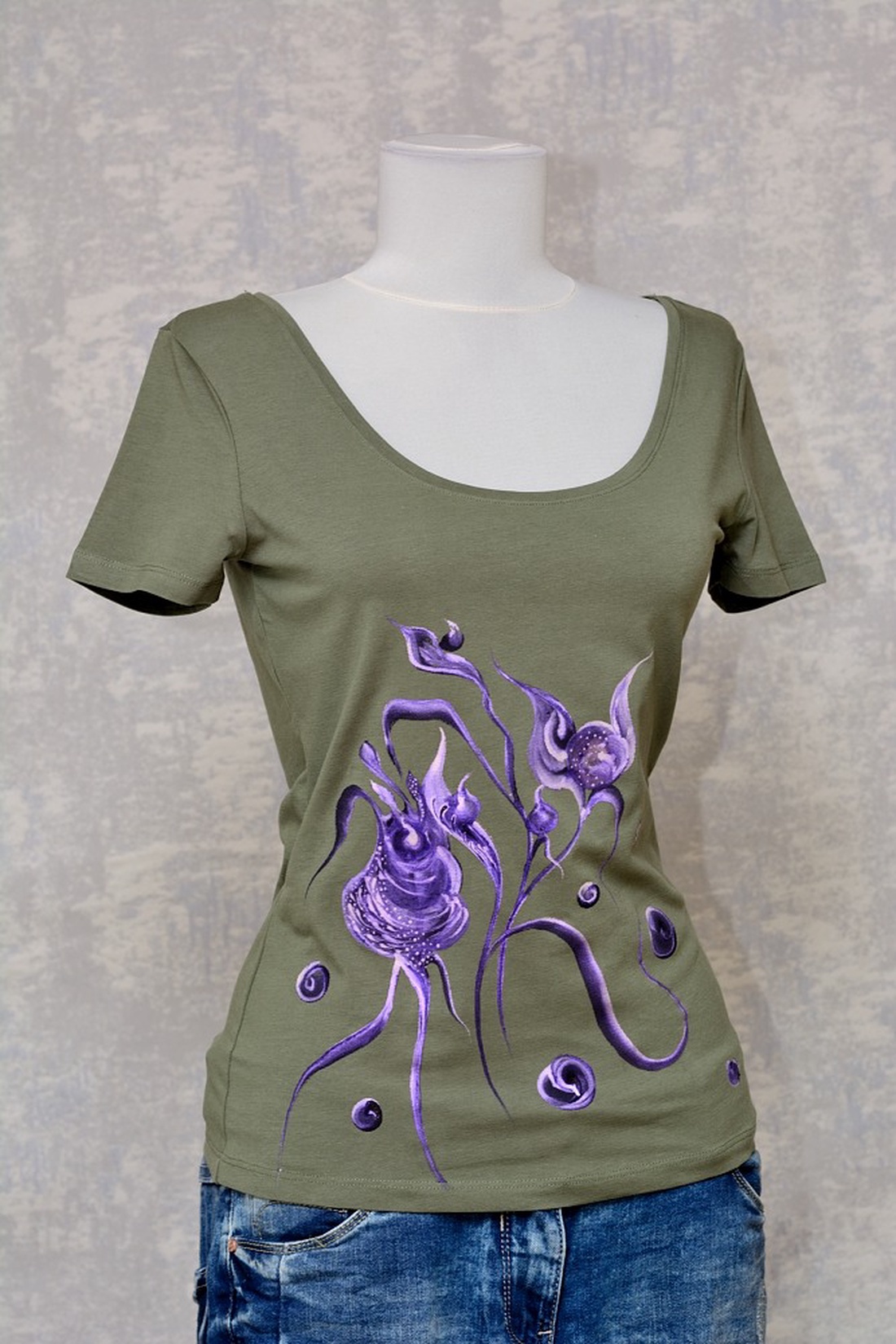 Tricou kaki cu pictură florală, unicat - îmbrăcăminte și modă - haine damă - tricou și top de damă - Artynos.ro Tricou kaki cu pictură florală, unicat - îmbrăcăminte și modă - haine damă - tricou și top de damă - Artynos.ro
