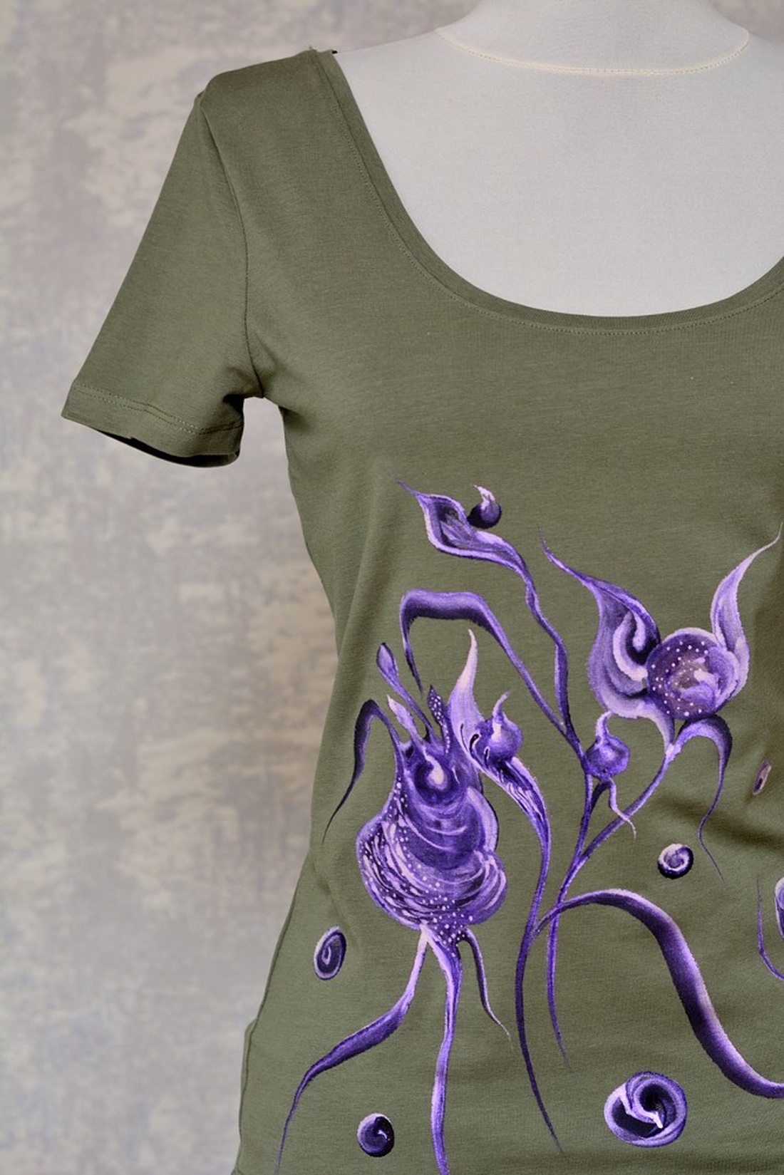 Tricou kaki cu pictură florală, unicat - îmbrăcăminte și modă - haine damă - tricou și top de damă - Artynos.ro Tricou kaki cu pictură florală, unicat - îmbrăcăminte și modă - haine damă - tricou și top de damă - Artynos.ro