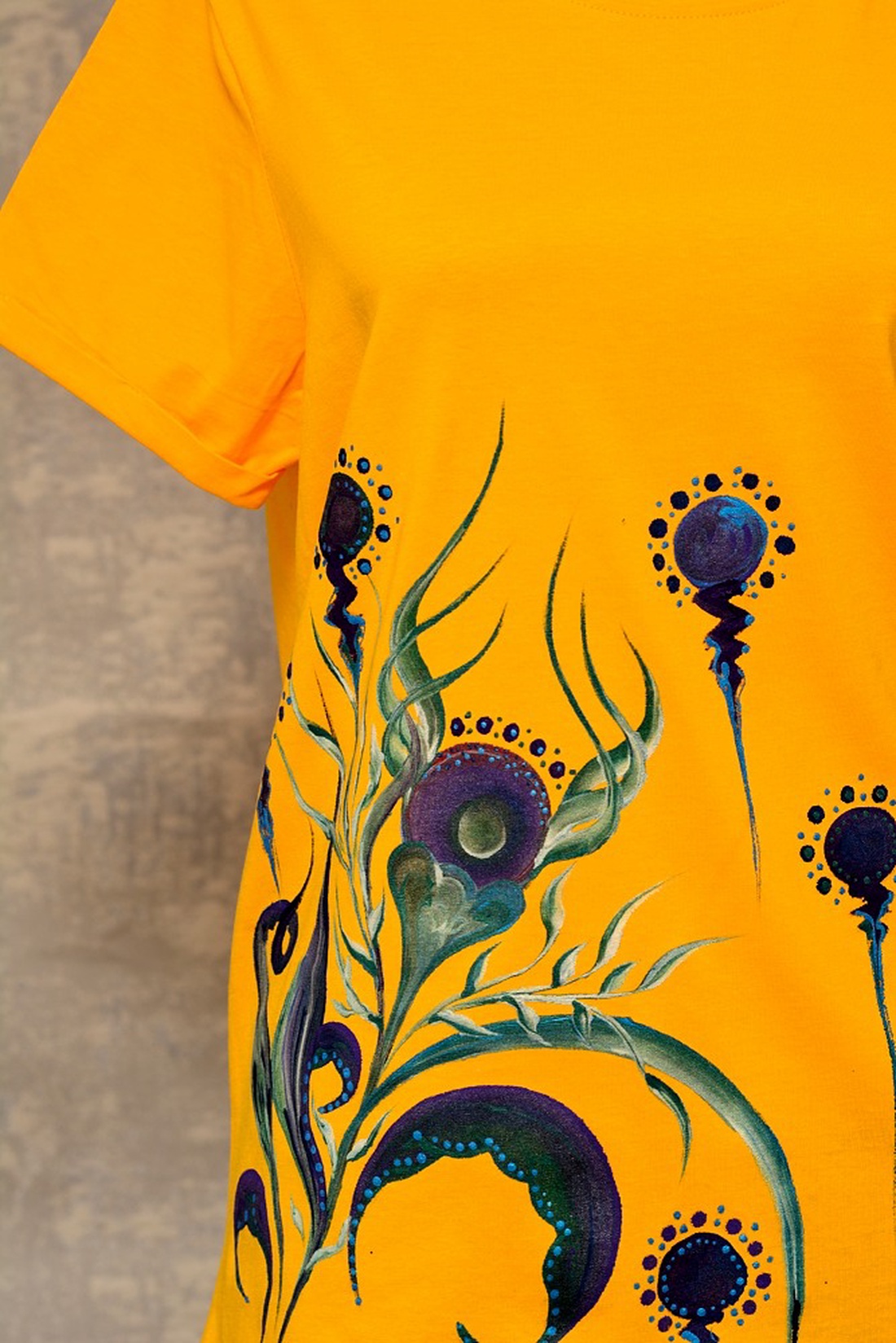 Tricou galben cu pictură florală, unicat - îmbrăcăminte și modă - haine damă - tricou și top de damă - Artynos.ro Tricou galben cu pictură florală, unicat - îmbrăcăminte și modă - haine damă - tricou și top de damă - Artynos.ro