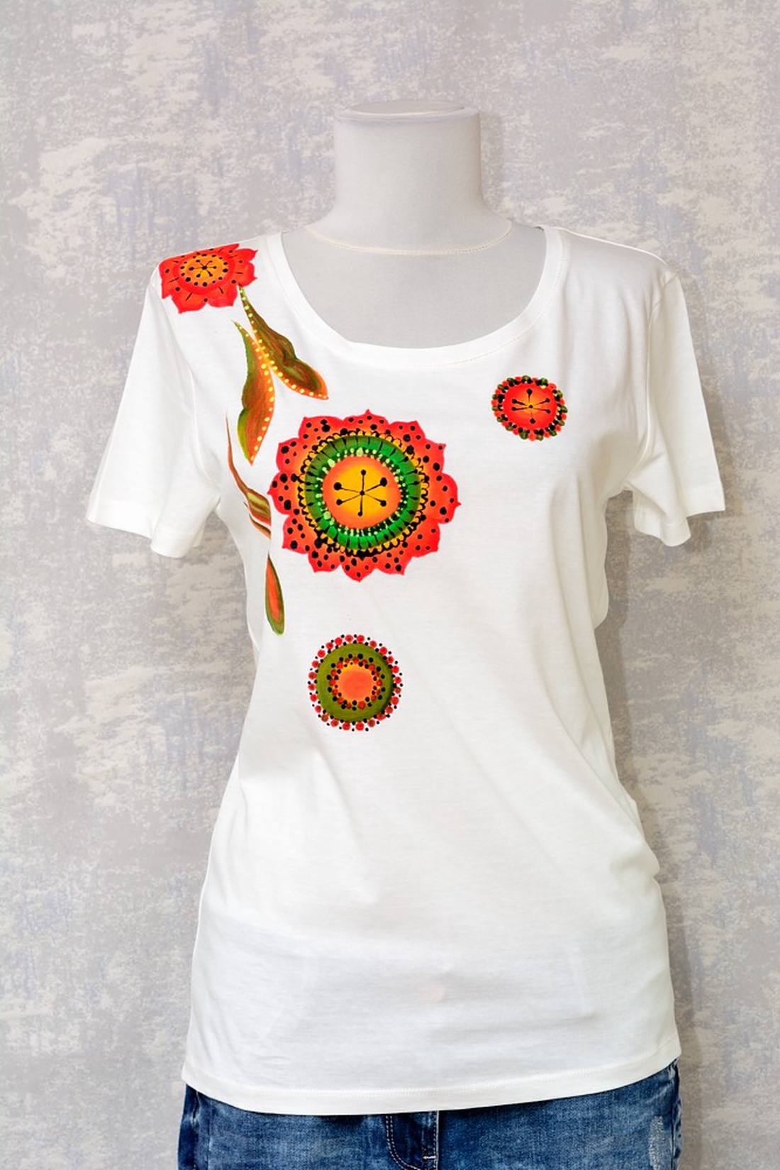 Tricou ivoire cu pictură florală, unicat - îmbrăcăminte și modă - haine damă - tricou și top de damă - Artynos.ro Tricou ivoire cu pictură florală, unicat - îmbrăcăminte și modă - haine damă - tricou și top de damă - Artynos.ro