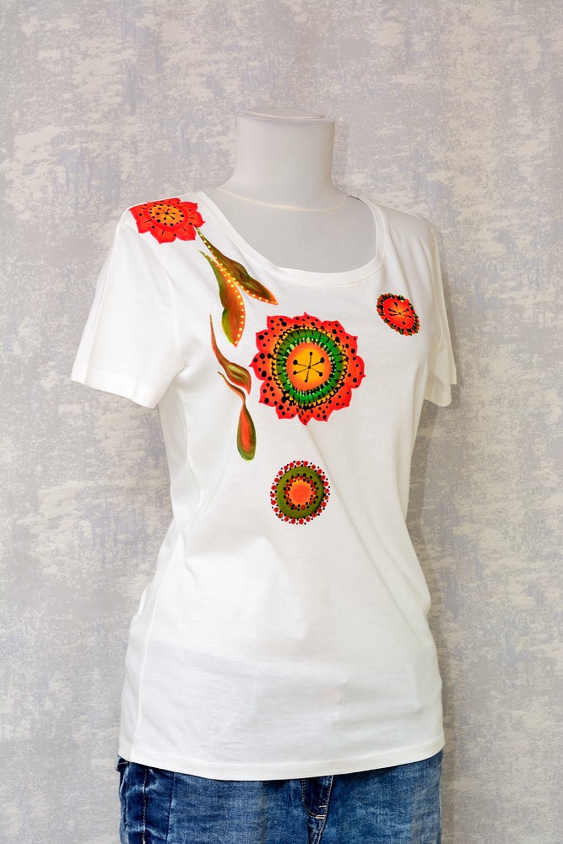 Tricou ivoire cu pictură florală, unicat - îmbrăcăminte și modă - haine damă - tricou și top de damă - Artynos.ro Tricou ivoire cu pictură florală, unicat - îmbrăcăminte și modă - haine damă - tricou și top de damă - Artynos.ro