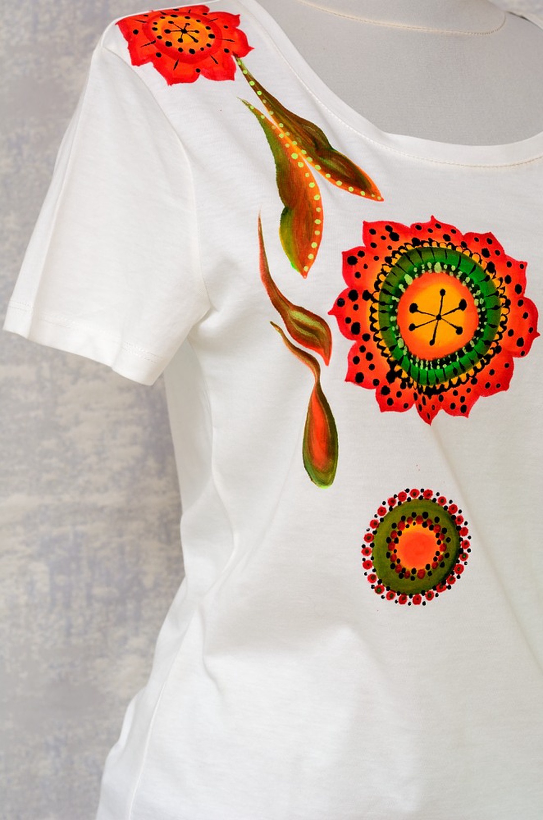 Tricou ivoire cu pictură florală, unicat - îmbrăcăminte și modă - haine damă - tricou și top de damă - Artynos.ro Tricou ivoire cu pictură florală, unicat - îmbrăcăminte și modă - haine damă - tricou și top de damă - Artynos.ro