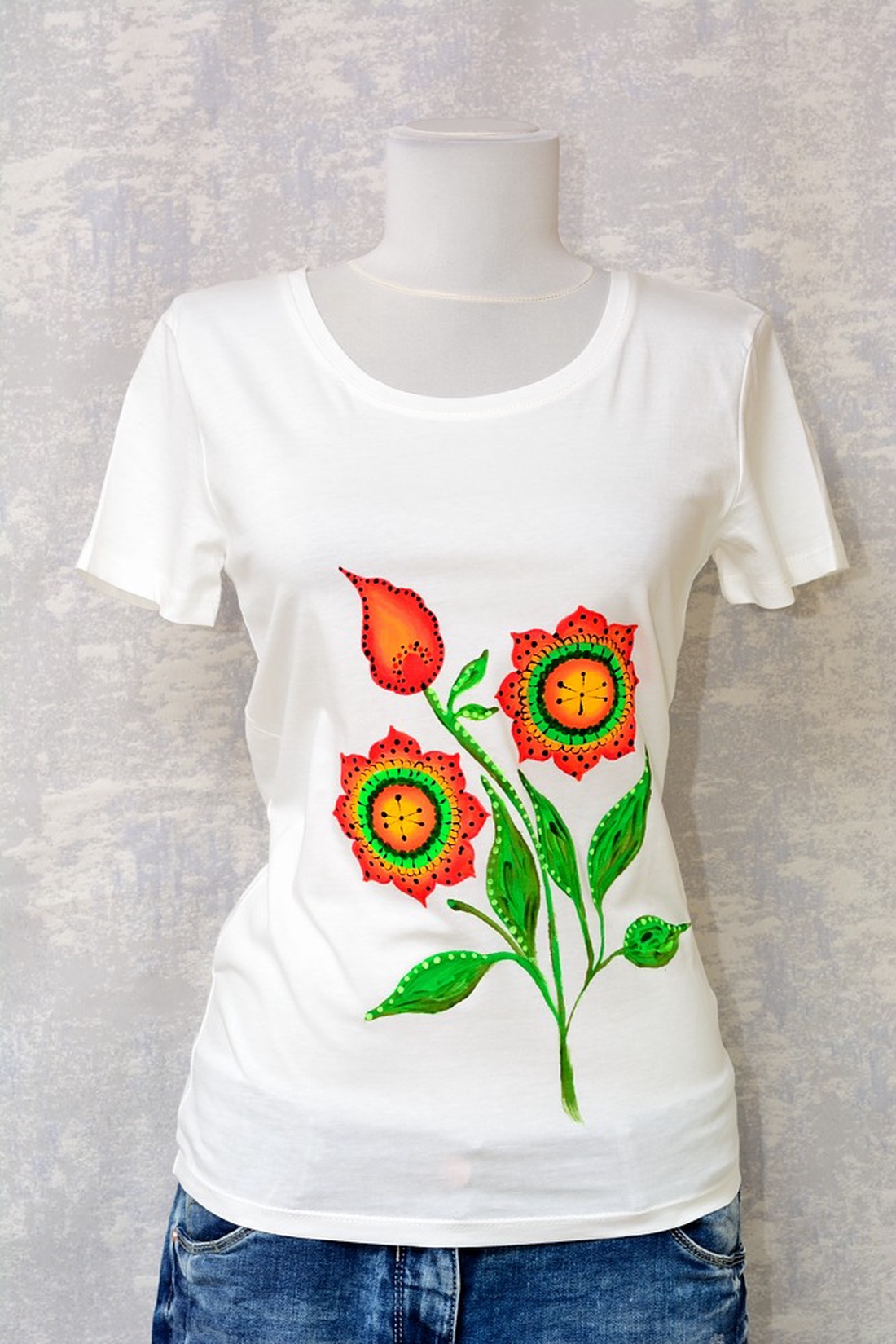 Tricou ivoire cu pictură florală, unicat - îmbrăcăminte și modă - haine damă - tricou și top de damă - Artynos.ro Tricou ivoire cu pictură florală, unicat - îmbrăcăminte și modă - haine damă - tricou și top de damă - Artynos.ro