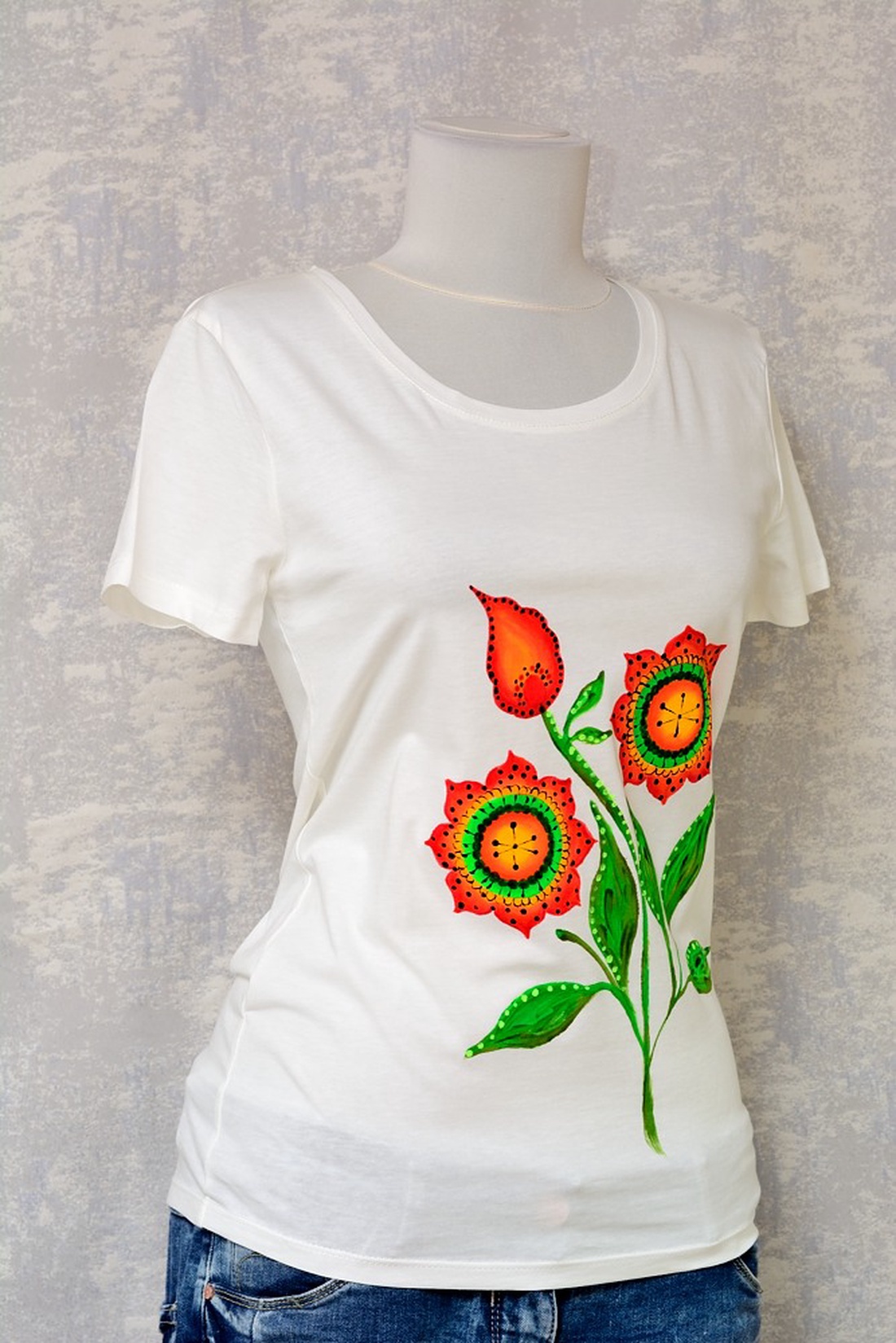 Tricou ivoire cu pictură florală, unicat - îmbrăcăminte și modă - haine damă - tricou și top de damă - Artynos.ro Tricou ivoire cu pictură florală, unicat - îmbrăcăminte și modă - haine damă - tricou și top de damă - Artynos.ro