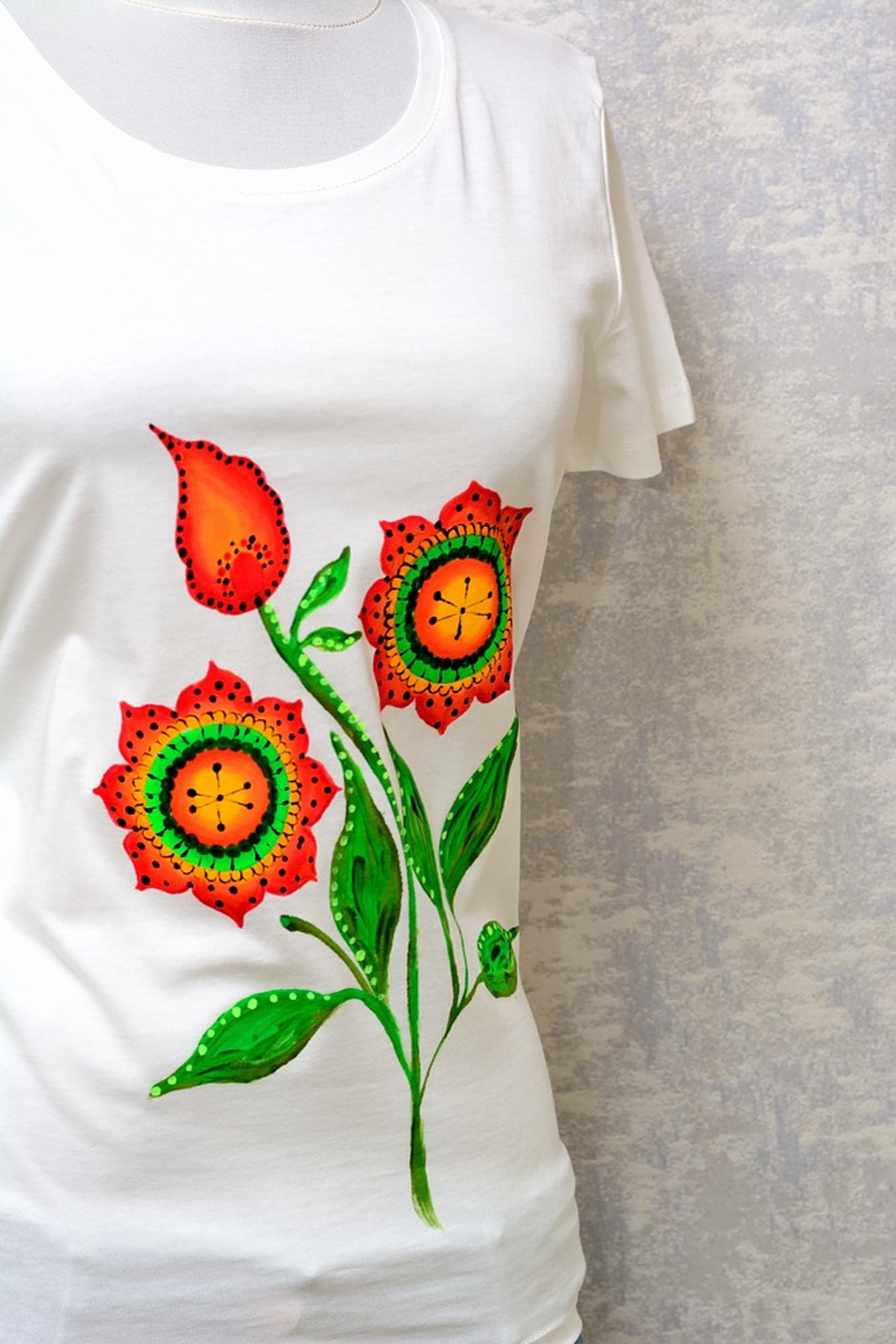 Tricou ivoire cu pictură florală, unicat - îmbrăcăminte și modă - haine damă - tricou și top de damă - Artynos.ro Tricou ivoire cu pictură florală, unicat - îmbrăcăminte și modă - haine damă - tricou și top de damă - Artynos.ro