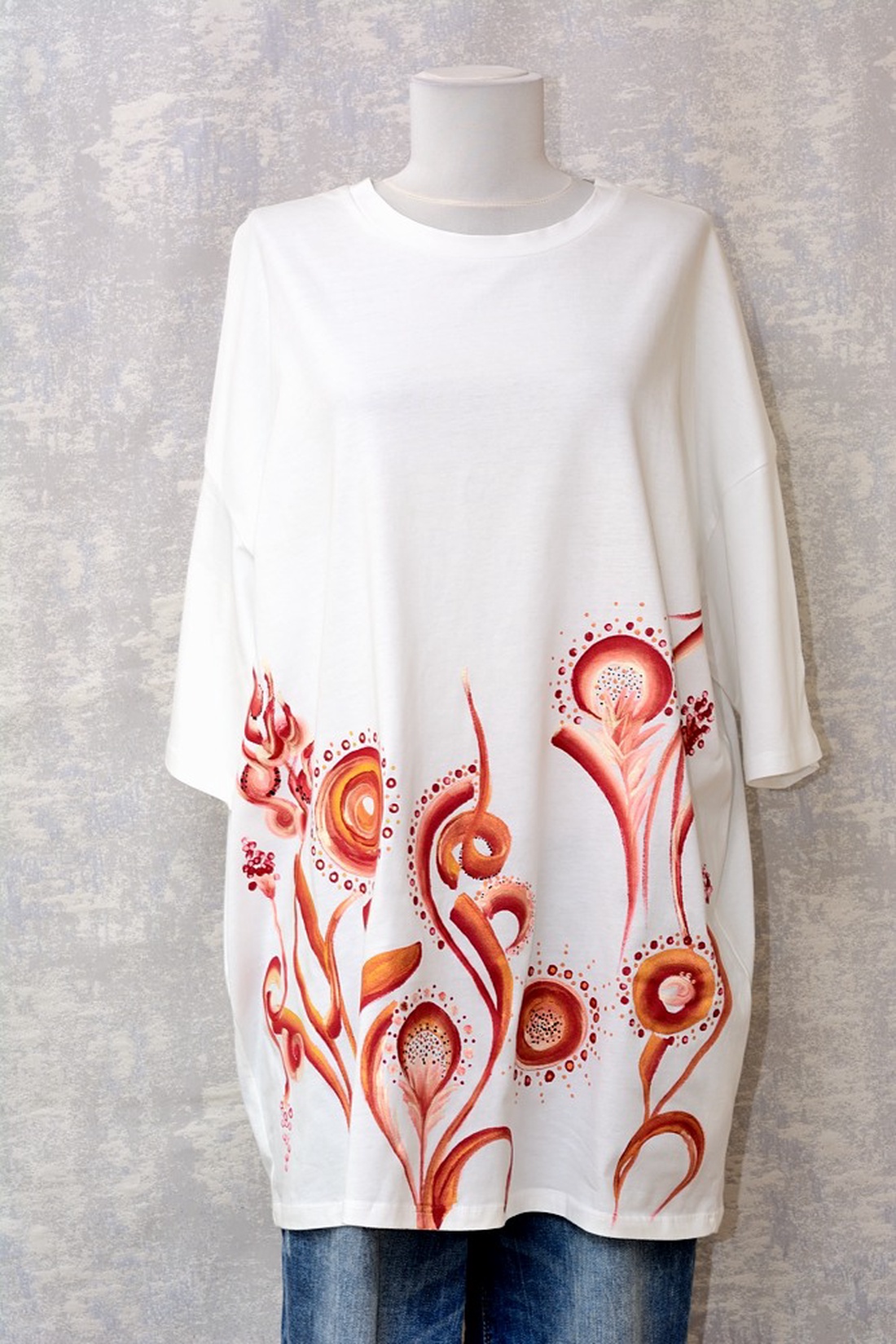 Tricou oversize cu pictură florală, unicat - îmbrăcăminte și modă - haine damă - tricou și top de damă - Artynos.ro Tricou oversize cu pictură florală, unicat - îmbrăcăminte și modă - haine damă - tricou și top de damă - Artynos.ro