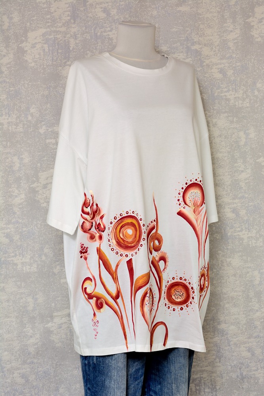 Tricou oversize cu pictură florală, unicat - îmbrăcăminte și modă - haine damă - tricou și top de damă - Artynos.ro Tricou oversize cu pictură florală, unicat - îmbrăcăminte și modă - haine damă - tricou și top de damă - Artynos.ro