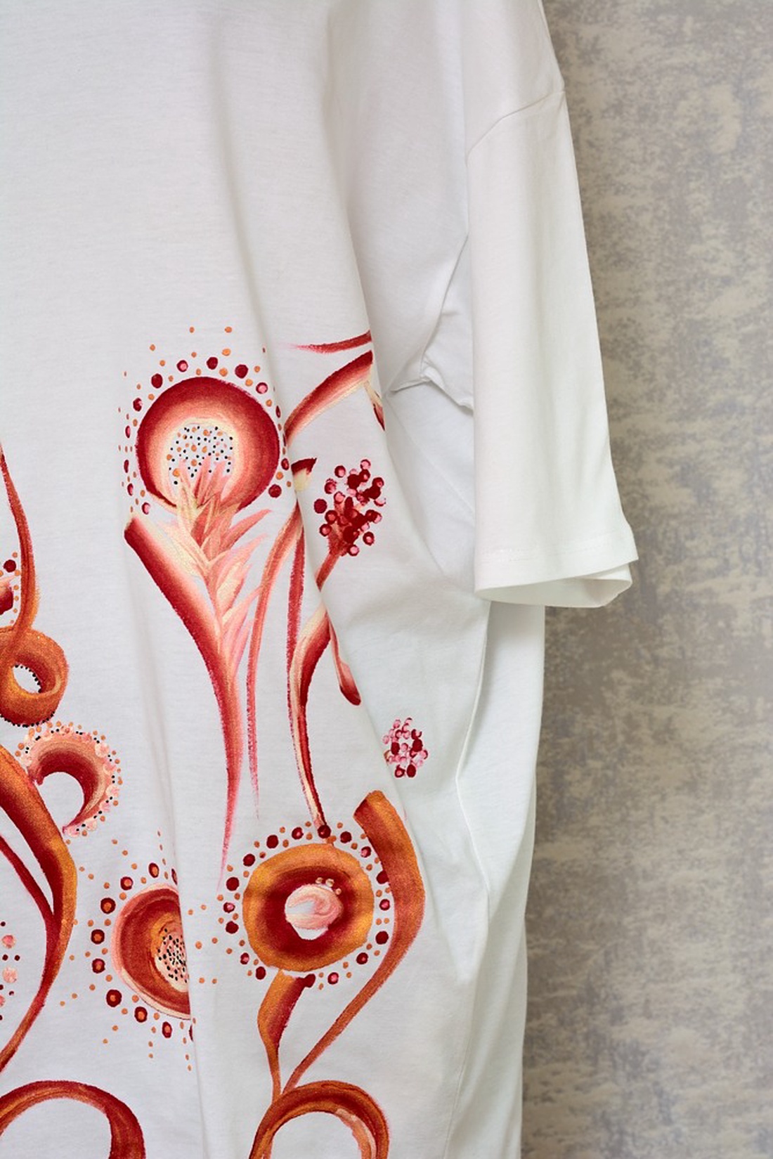 Tricou oversize cu pictură florală, unicat - îmbrăcăminte și modă - haine damă - tricou și top de damă - Artynos.ro Tricou oversize cu pictură florală, unicat - îmbrăcăminte și modă - haine damă - tricou și top de damă - Artynos.ro