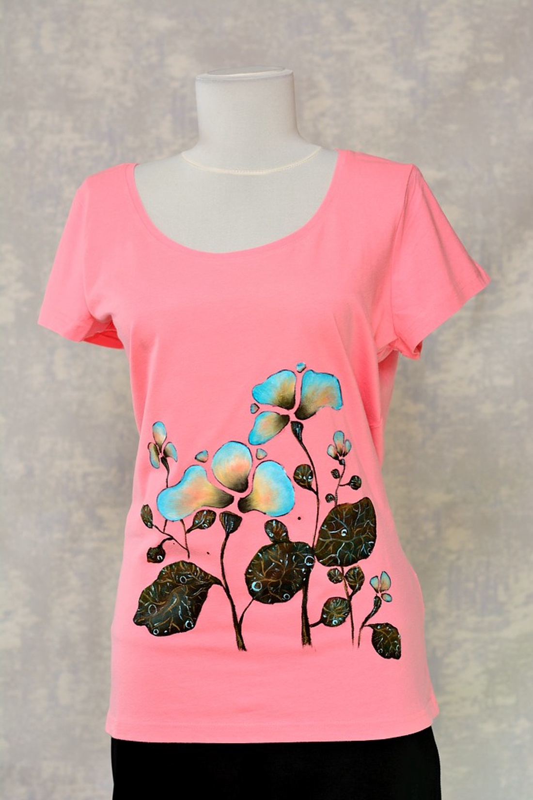 Tricou pictat, Joy Collection - îmbrăcăminte și modă - haine damă - tricou și top de damă - Artynos.ro Tricou pictat, Joy Collection - îmbrăcăminte și modă - haine damă - tricou și top de damă - Artynos.ro