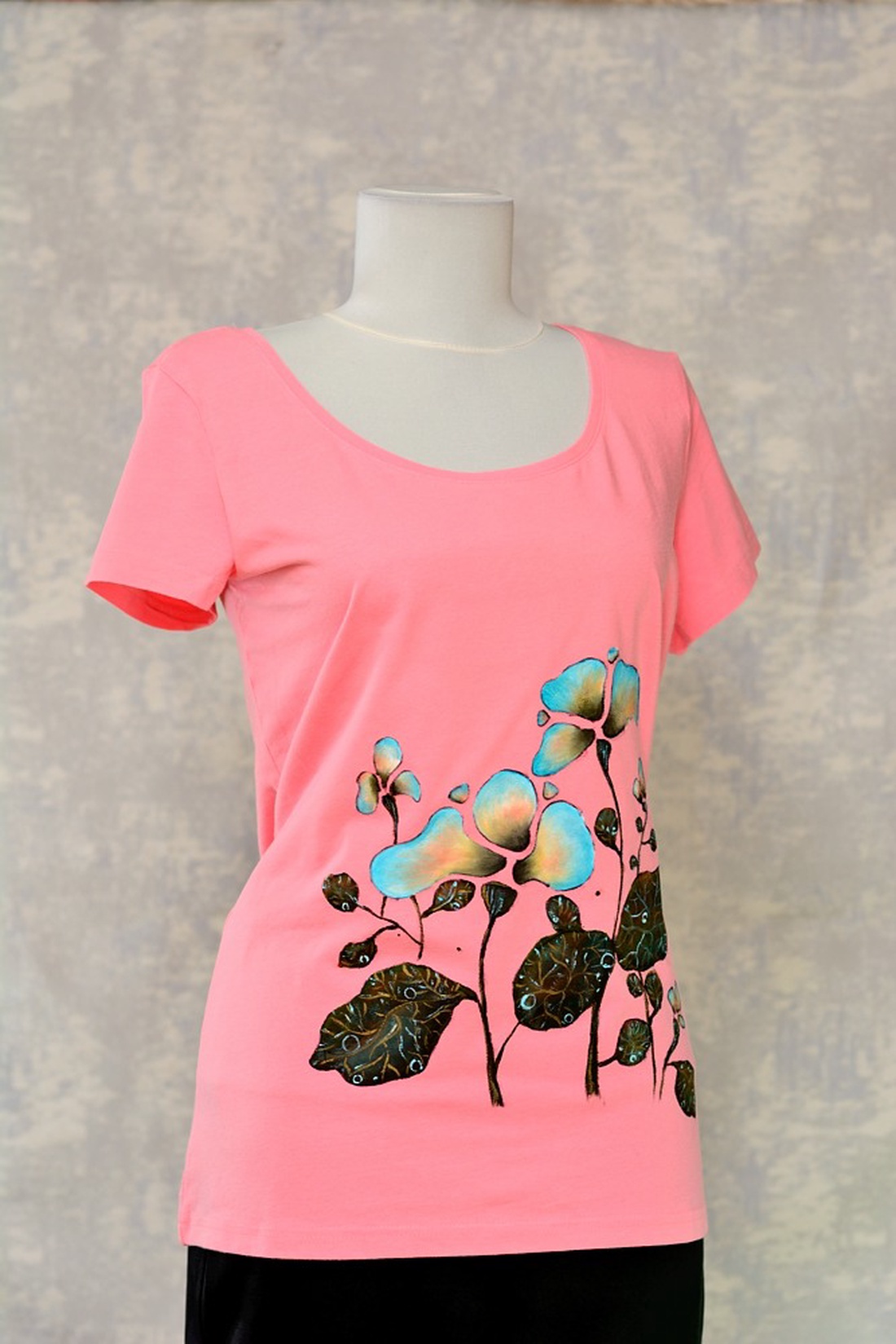 Tricou pictat, Joy Collection - îmbrăcăminte și modă - haine damă - tricou și top de damă - Artynos.ro Tricou pictat, Joy Collection - îmbrăcăminte și modă - haine damă - tricou și top de damă - Artynos.ro