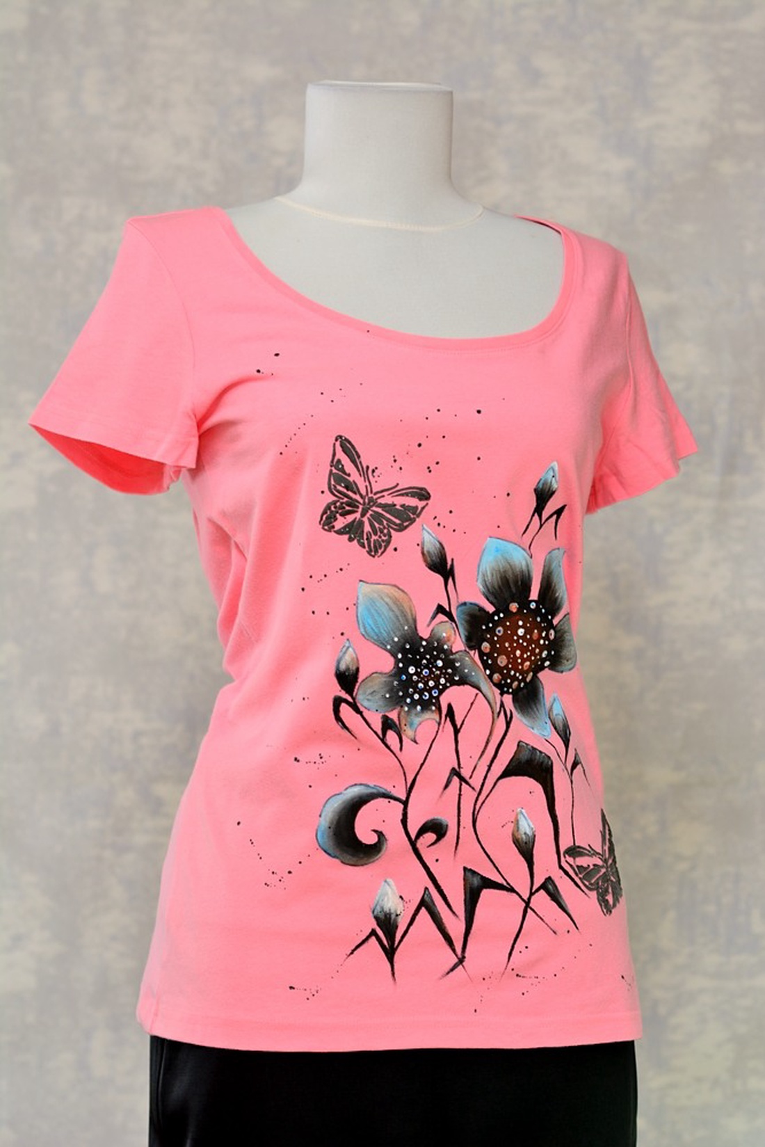 Tricou pictat, Joy Collection - îmbrăcăminte și modă - haine damă - tricou și top de damă - Artynos.ro Tricou pictat, Joy Collection - îmbrăcăminte și modă - haine damă - tricou și top de damă - Artynos.ro