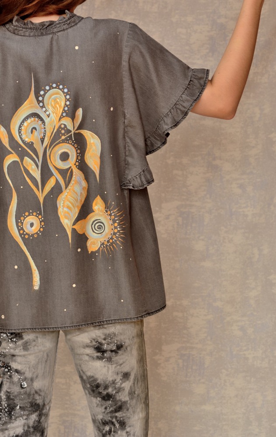 Camasa denim, gri, pictata, unicat - îmbrăcăminte și modă - haine damă - tricou și top de damă - Artynos.ro Camasa denim, gri, pictata, unicat - îmbrăcăminte și modă - haine damă - tricou și top de damă - Artynos.ro