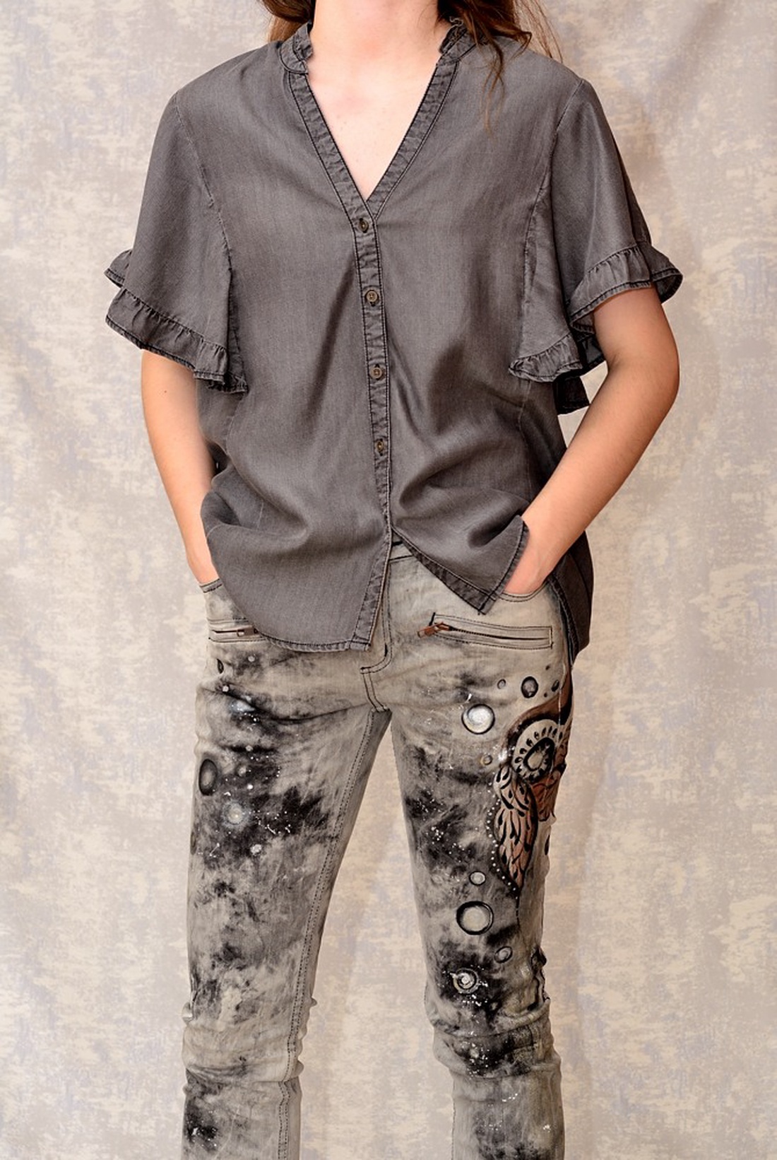 Camasa denim, gri, pictata, unicat - îmbrăcăminte și modă - haine damă - tricou și top de damă - Artynos.ro Camasa denim, gri, pictata, unicat - îmbrăcăminte și modă - haine damă - tricou și top de damă - Artynos.ro