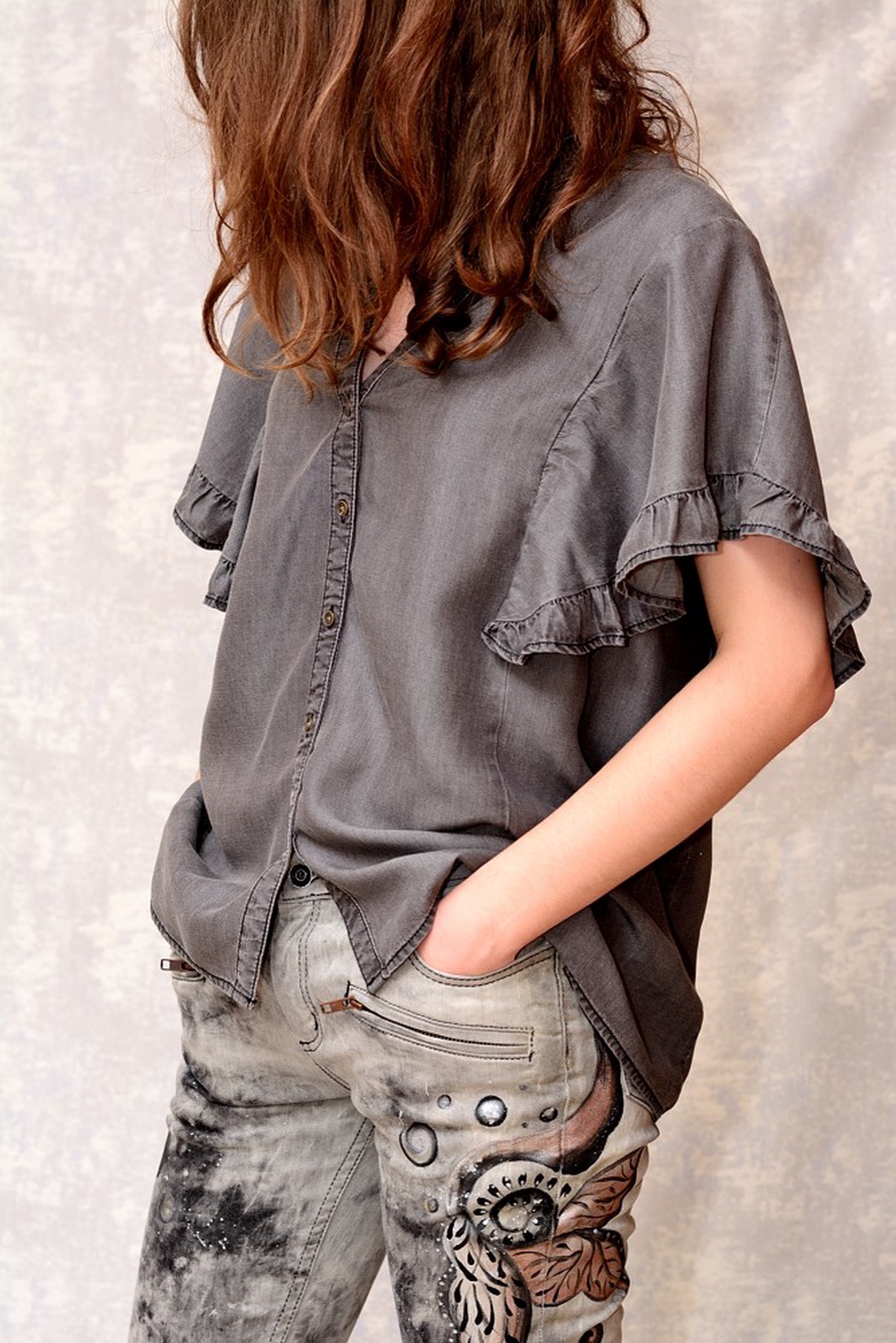 Camasa denim, gri, pictata, unicat - îmbrăcăminte și modă - haine damă - tricou și top de damă - Artynos.ro Camasa denim, gri, pictata, unicat - îmbrăcăminte și modă - haine damă - tricou și top de damă - Artynos.ro