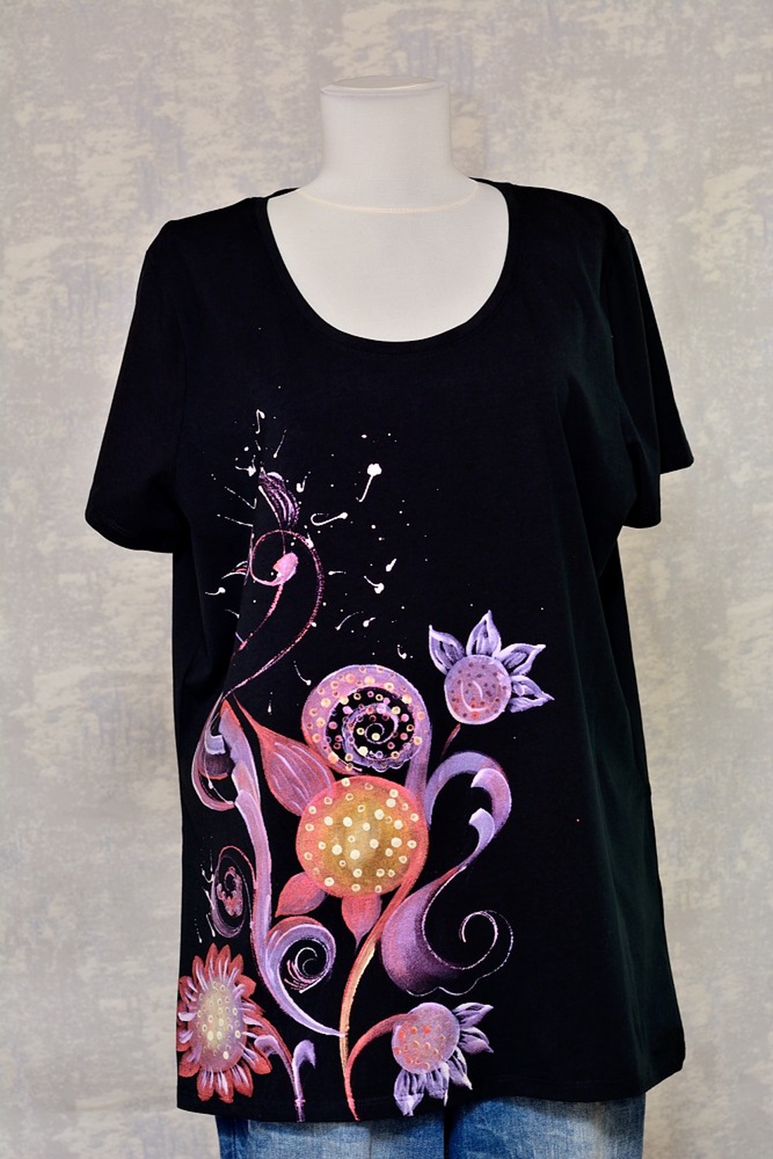 Tricou negru cu pictură florală, unicat - îmbrăcăminte și modă - haine damă - tricou și top de damă - Artynos.ro Tricou negru cu pictură florală, unicat - îmbrăcăminte și modă - haine damă - tricou și top de damă - Artynos.ro