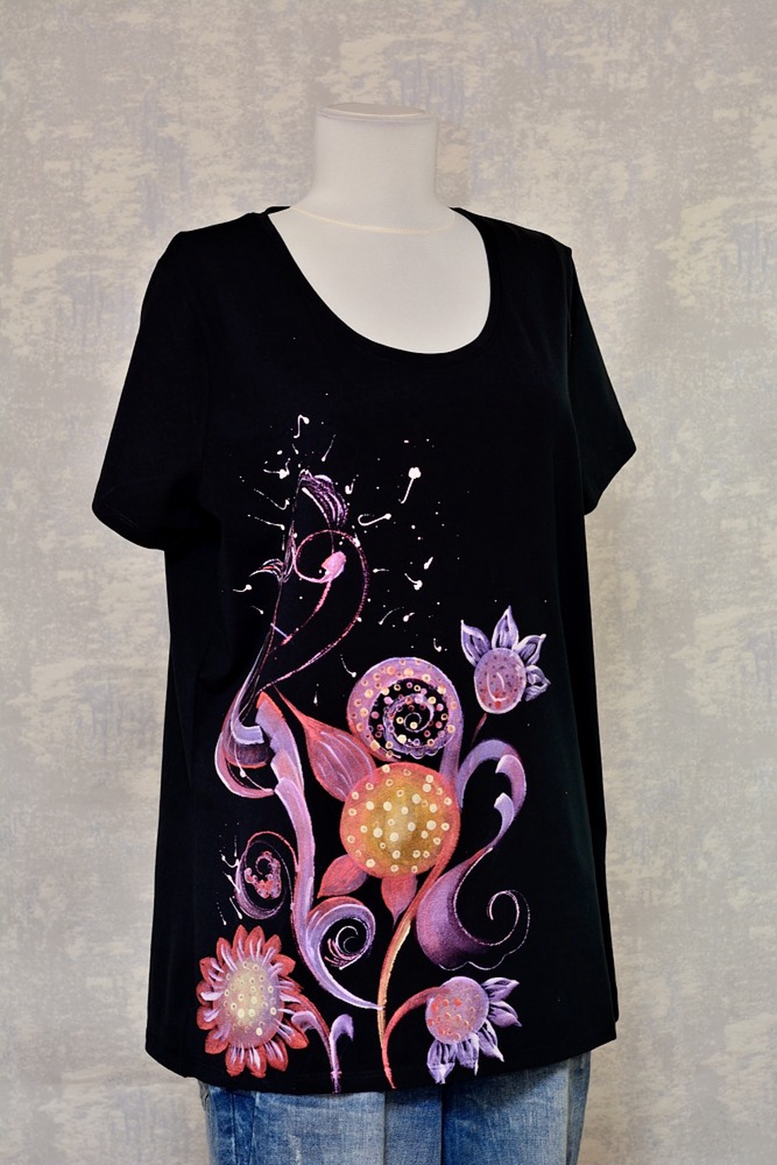 Tricou negru cu pictură florală, unicat - îmbrăcăminte și modă - haine damă - tricou și top de damă - Artynos.ro Tricou negru cu pictură florală, unicat - îmbrăcăminte și modă - haine damă - tricou și top de damă - Artynos.ro