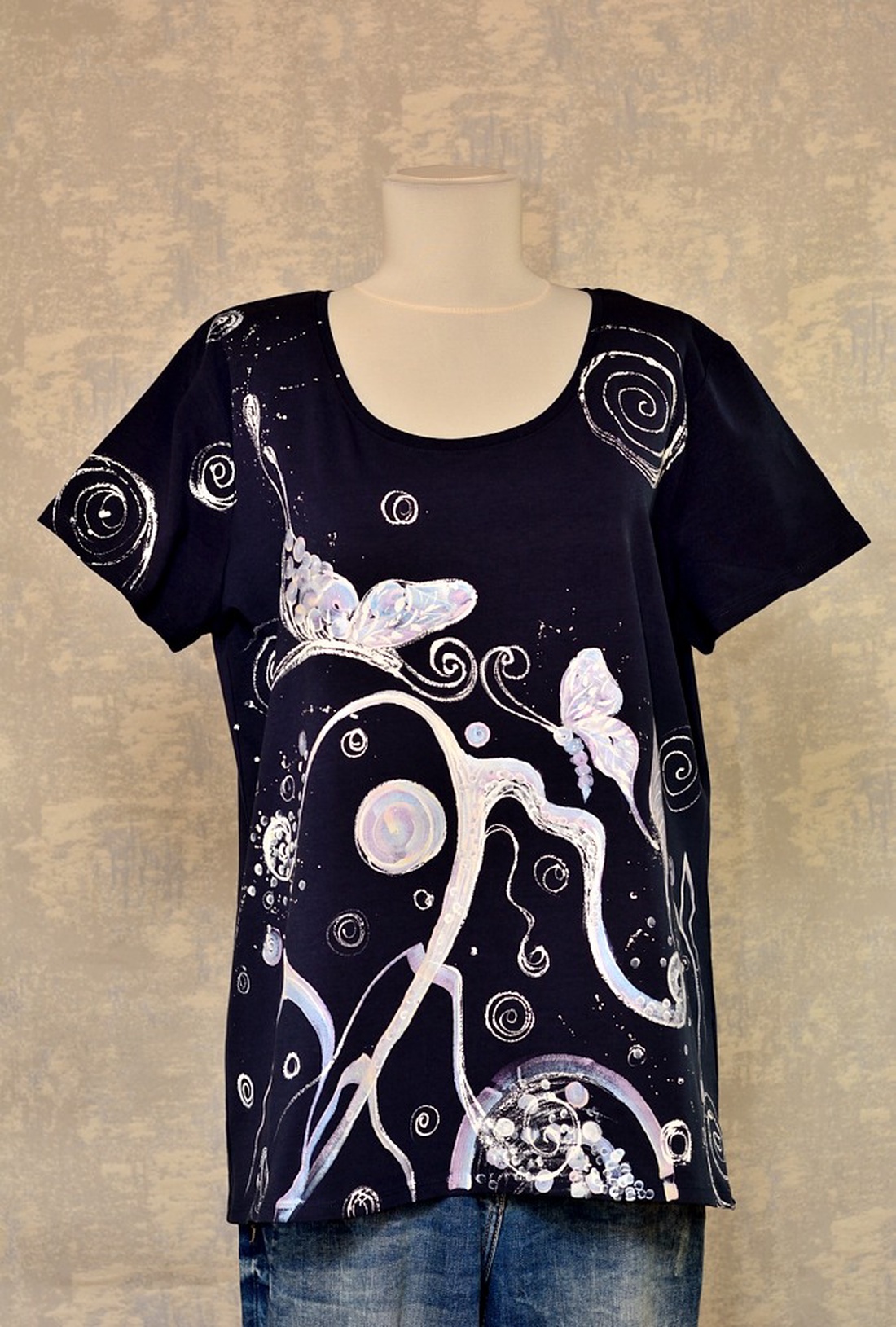 Tricou bleumarin cu pictură abstractă, unicat - îmbrăcăminte și modă - haine damă - tricou și top de damă - Artynos.ro Tricou bleumarin cu pictură abstractă, unicat - îmbrăcăminte și modă - haine damă - tricou și top de damă - Artynos.ro