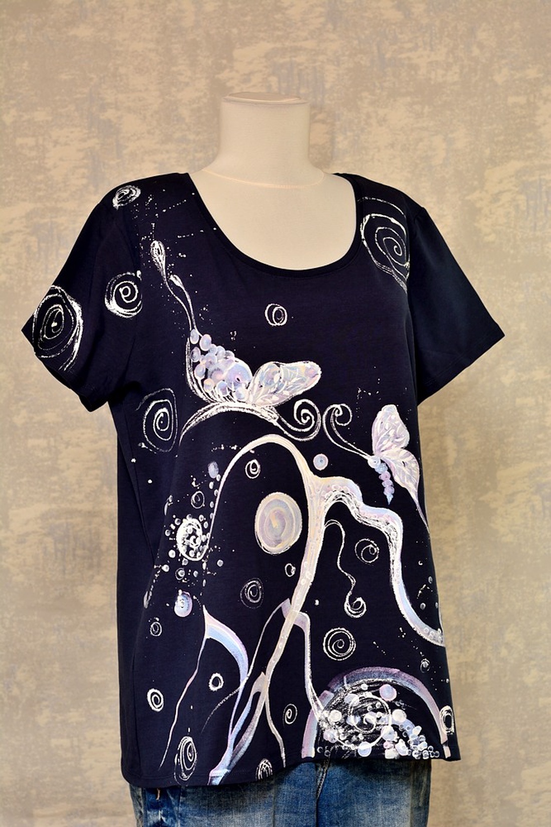 Tricou bleumarin cu pictură abstractă, unicat - îmbrăcăminte și modă - haine damă - tricou și top de damă - Artynos.ro Tricou bleumarin cu pictură abstractă, unicat - îmbrăcăminte și modă - haine damă - tricou și top de damă - Artynos.ro