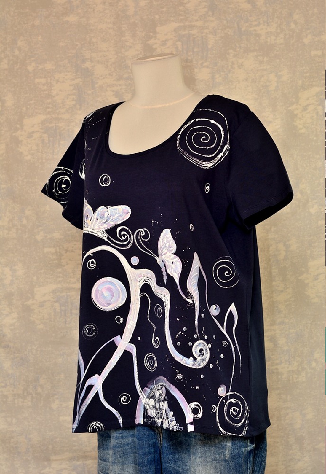 Tricou bleumarin cu pictură abstractă, unicat - îmbrăcăminte și modă - haine damă - tricou și top de damă - Artynos.ro Tricou bleumarin cu pictură abstractă, unicat - îmbrăcăminte și modă - haine damă - tricou și top de damă - Artynos.ro