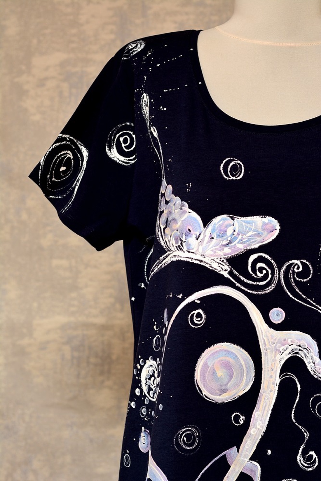 Tricou bleumarin cu pictură abstractă, unicat - îmbrăcăminte și modă - haine damă - tricou și top de damă - Artynos.ro Tricou bleumarin cu pictură abstractă, unicat - îmbrăcăminte și modă - haine damă - tricou și top de damă - Artynos.ro