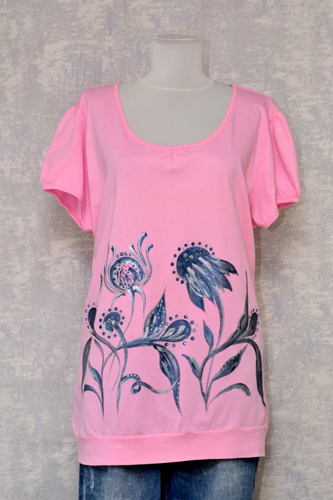 Tricou roz cu pictură florală, unicat - îmbrăcăminte și modă - haine damă - tricou și top de damă - Artynos.ro Tricou roz cu pictură florală, unicat - îmbrăcăminte și modă - haine damă - tricou și top de damă - Artynos.ro