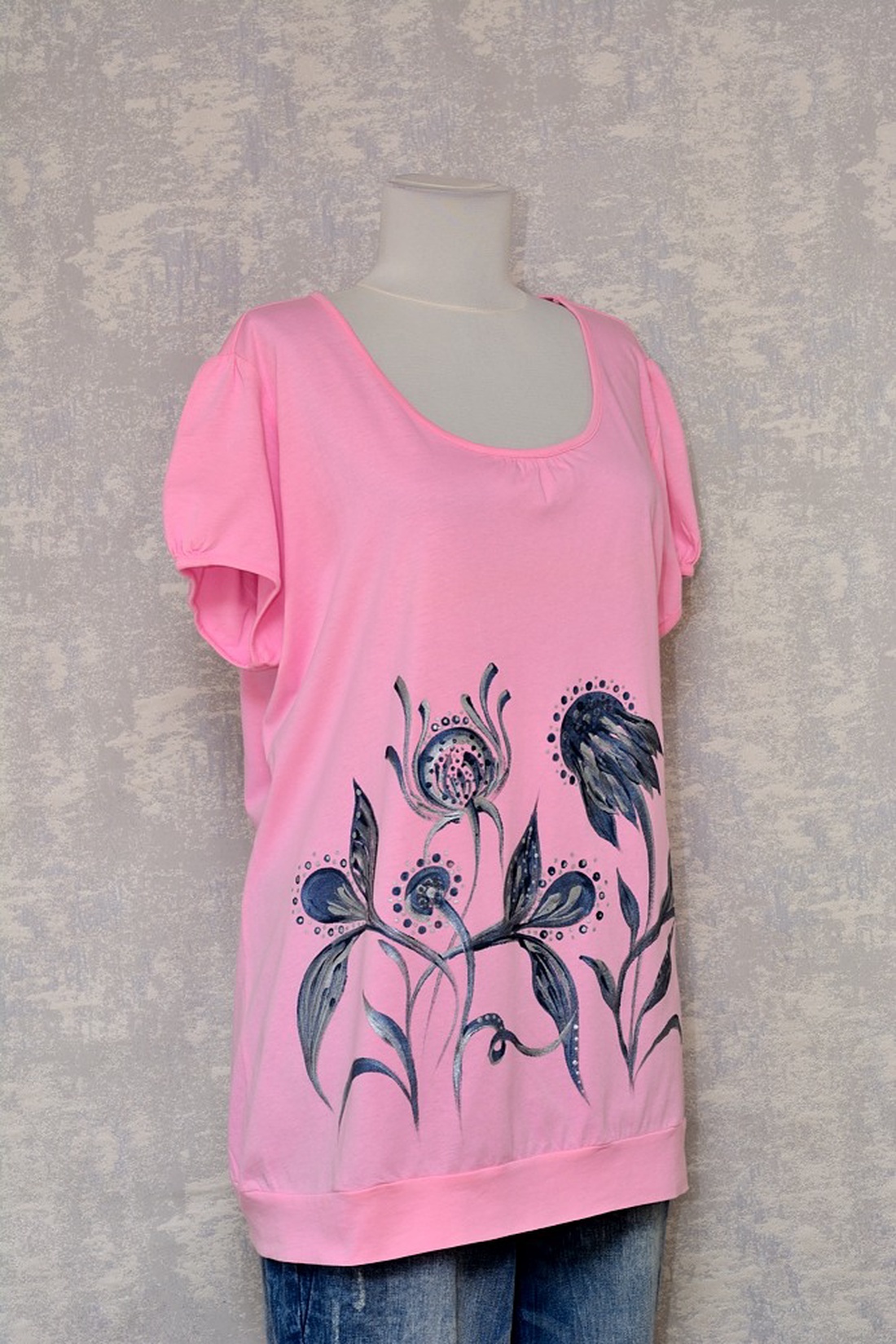 Tricou roz cu pictură florală, unicat - îmbrăcăminte și modă - haine damă - tricou și top de damă - Artynos.ro Tricou roz cu pictură florală, unicat - îmbrăcăminte și modă - haine damă - tricou și top de damă - Artynos.ro
