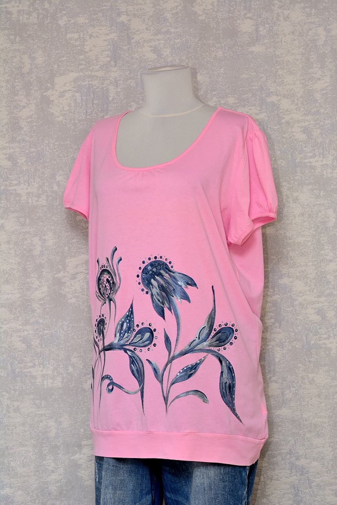 Tricou roz cu pictură florală, unicat - îmbrăcăminte și modă - haine damă - tricou și top de damă - Artynos.ro Tricou roz cu pictură florală, unicat - îmbrăcăminte și modă - haine damă - tricou și top de damă - Artynos.ro