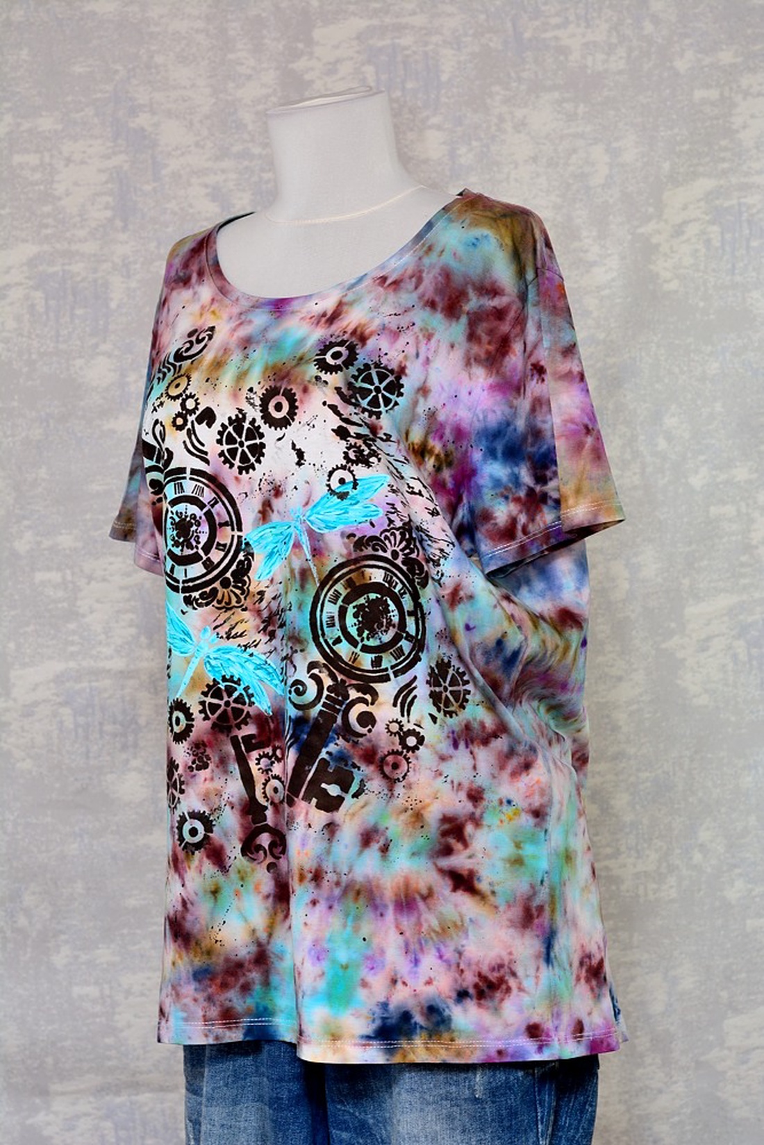 Tricou Tie and Dye, Libelule în timp, unicat - îmbrăcăminte și modă - haine damă - tricou și top de damă - Artynos.ro Tricou Tie and Dye, Libelule în timp, unicat - îmbrăcăminte și modă - haine damă - tricou și top de damă - Artynos.ro