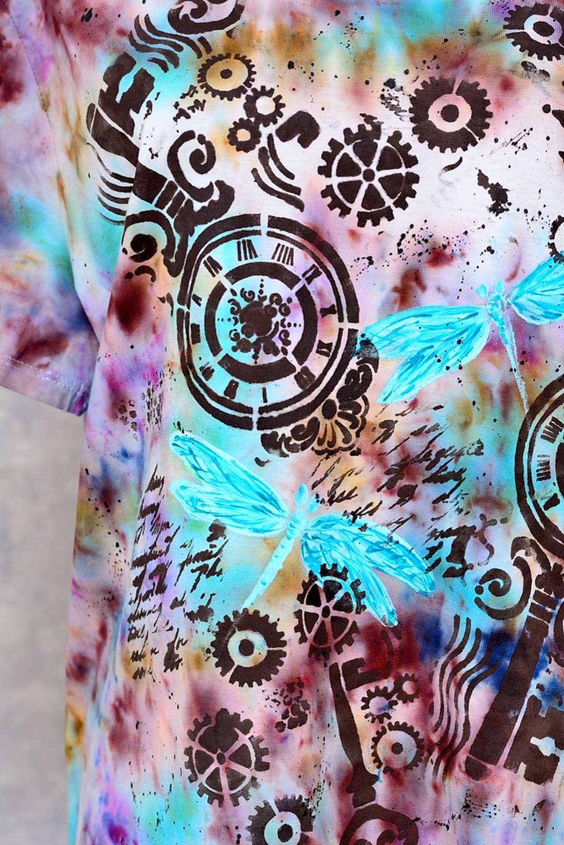 Tricou Tie and Dye, Libelule în timp, unicat - îmbrăcăminte și modă - haine damă - tricou și top de damă - Artynos.ro Tricou Tie and Dye, Libelule în timp, unicat - îmbrăcăminte și modă - haine damă - tricou și top de damă - Artynos.ro
