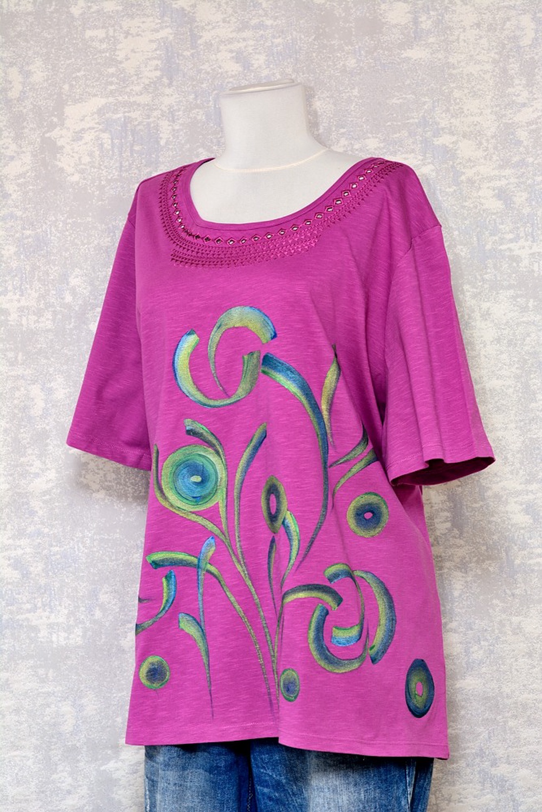Tricou magenta cu pictură florală, unicat - îmbrăcăminte și modă - haine damă - tricou și top de damă - Artynos.ro Tricou magenta cu pictură florală, unicat - îmbrăcăminte și modă - haine damă - tricou și top de damă - Artynos.ro
