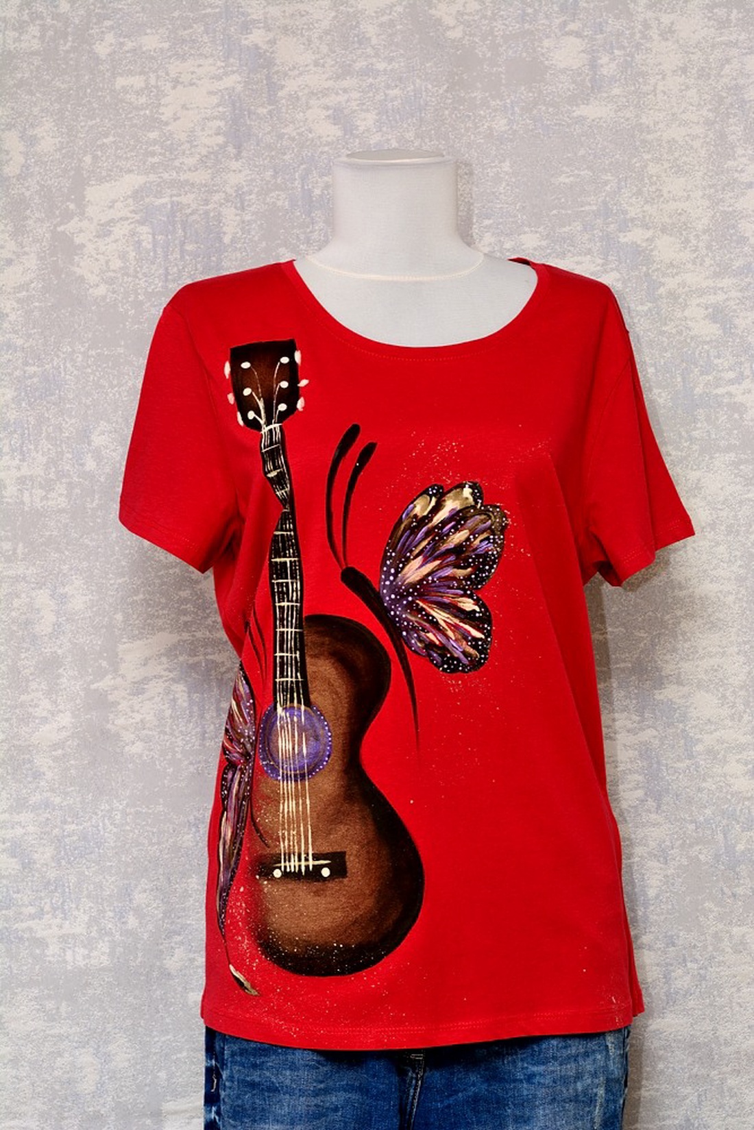 Tricou roșu pictat, unicat - îmbrăcăminte și modă - haine damă - tricou și top de damă - Artynos.ro Tricou roșu pictat, unicat - îmbrăcăminte și modă - haine damă - tricou și top de damă - Artynos.ro