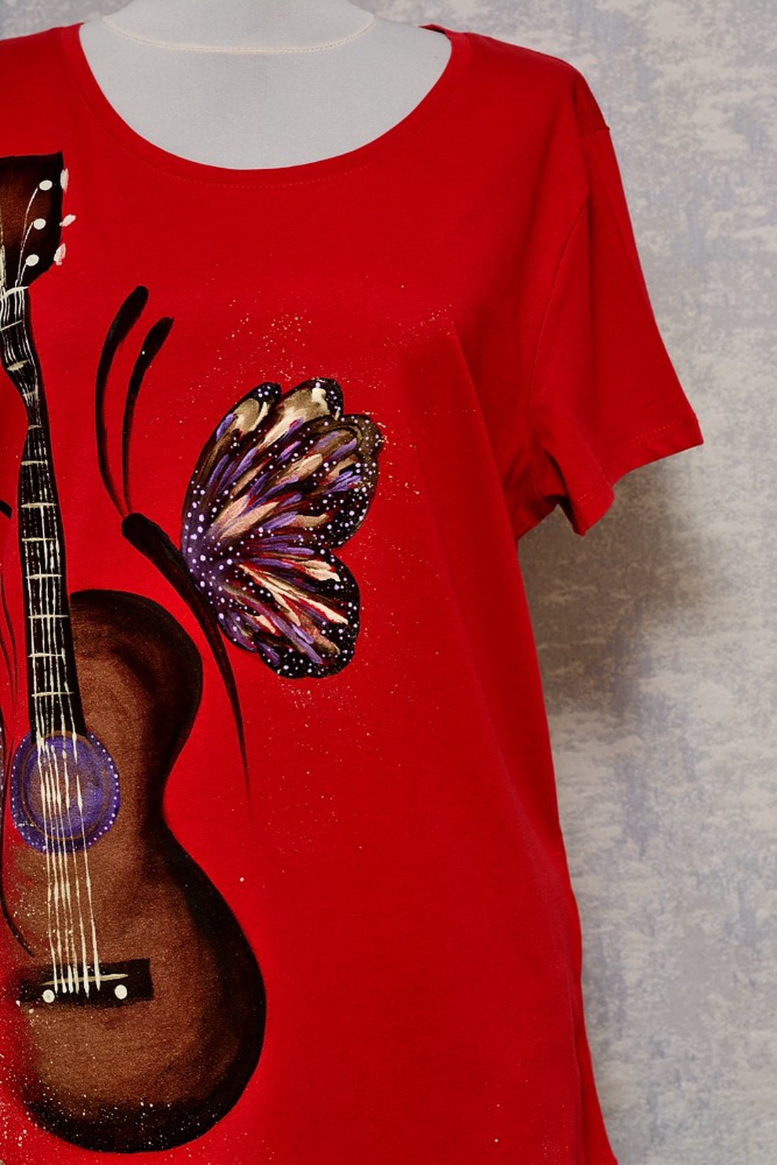 Tricou roșu pictat, unicat - îmbrăcăminte și modă - haine damă - tricou și top de damă - Artynos.ro Tricou roșu pictat, unicat - îmbrăcăminte și modă - haine damă - tricou și top de damă - Artynos.ro