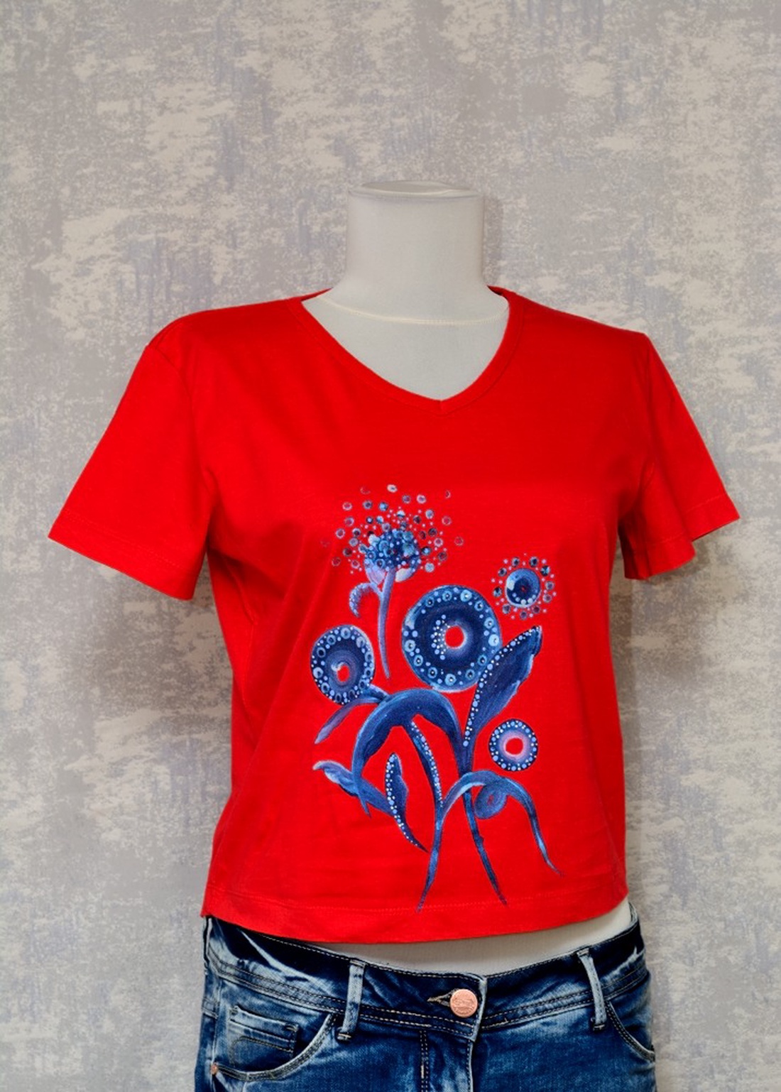 Tricou roșu cu pictură florală, unicat - îmbrăcăminte și modă - haine damă - tricou și top de damă - Artynos.ro Tricou roșu cu pictură florală, unicat - îmbrăcăminte și modă - haine damă - tricou și top de damă - Artynos.ro