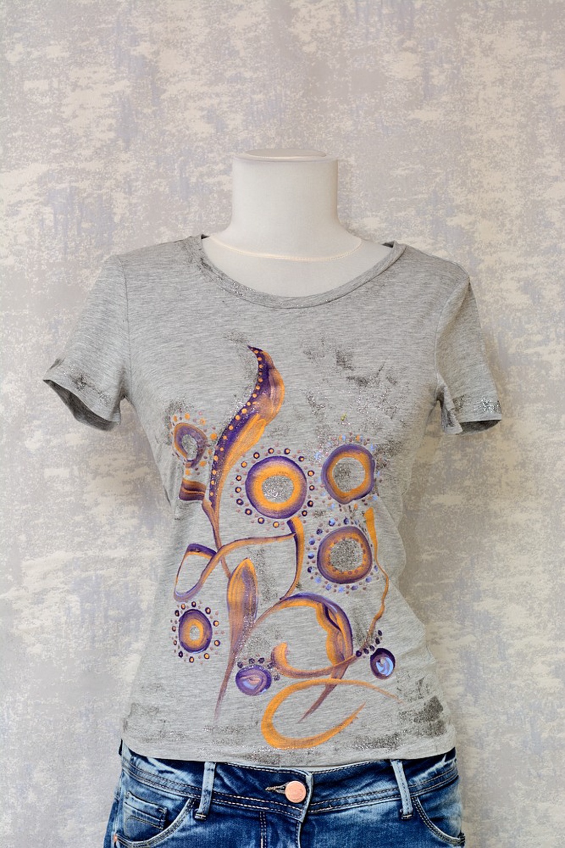 Tricou gri cu pictură florală, unicat - îmbrăcăminte și modă - haine damă - tricou și top de damă - Artynos.ro
