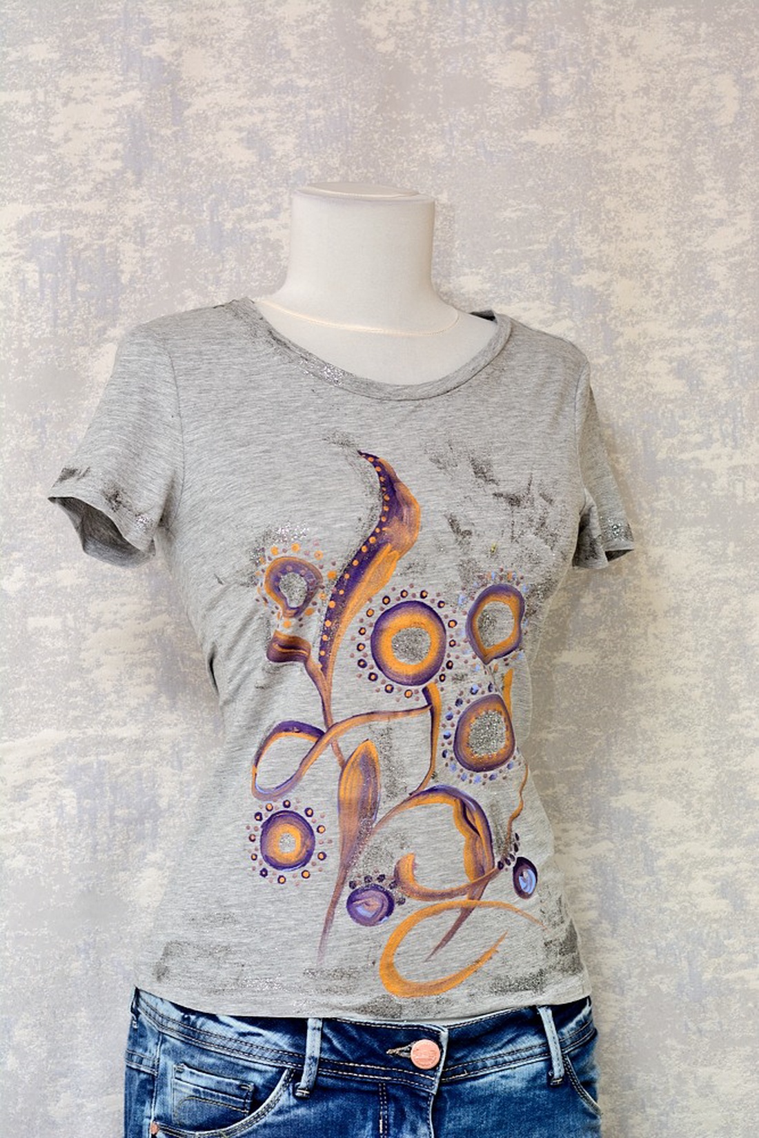 Tricou gri cu pictură florală, unicat - îmbrăcăminte și modă - haine damă - tricou și top de damă - Artynos.ro