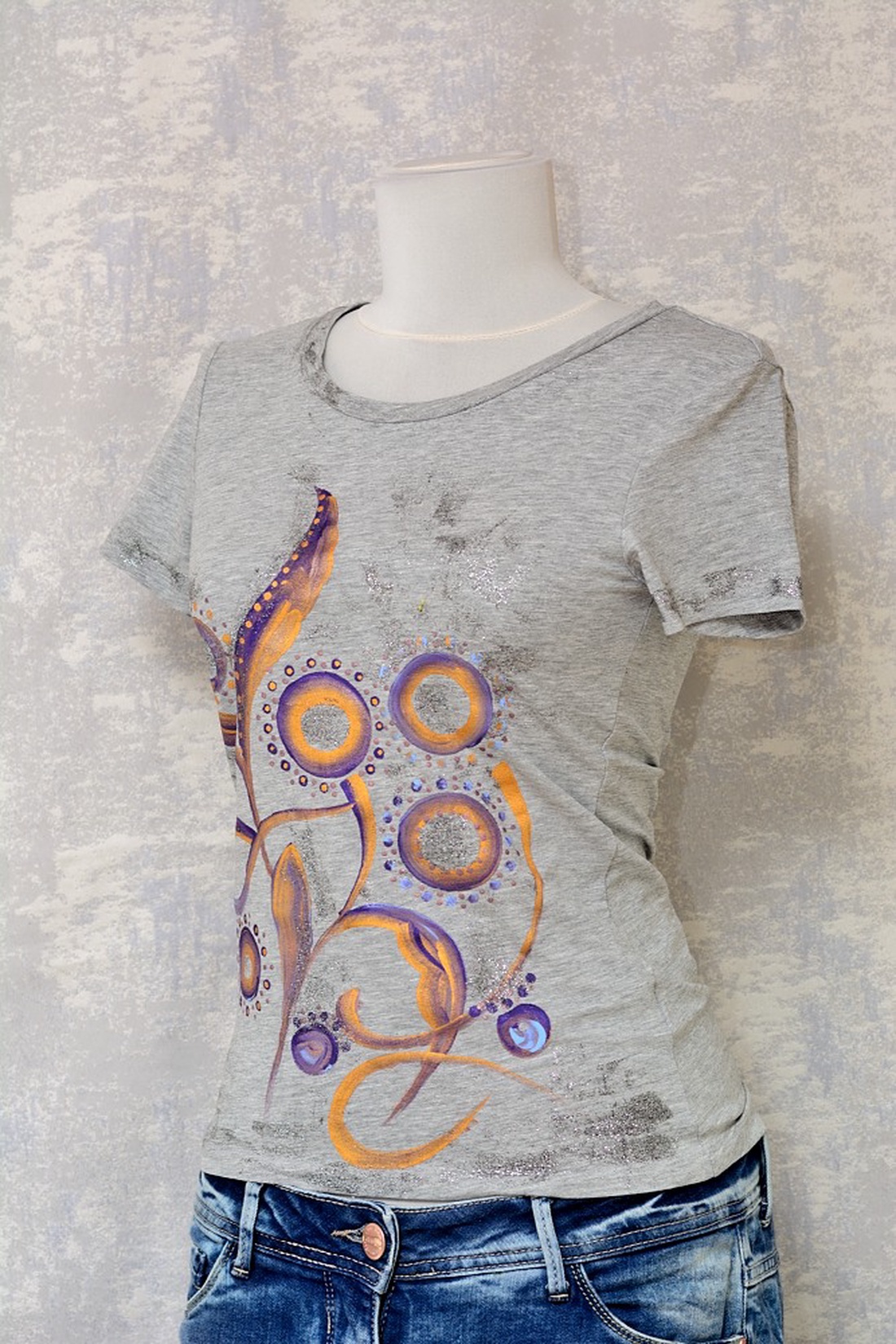 Tricou gri cu pictură florală, unicat - îmbrăcăminte și modă - haine damă - tricou și top de damă - Artynos.ro