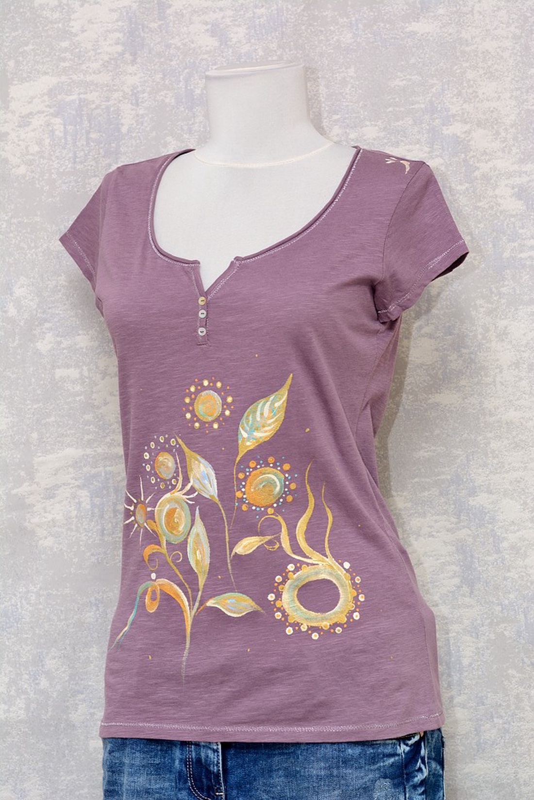 Tricou cu pictură florală, unicat - îmbrăcăminte și modă - haine damă - tricou și top de damă - Artynos.ro Tricou cu pictură florală, unicat - îmbrăcăminte și modă - haine damă - tricou și top de damă - Artynos.ro