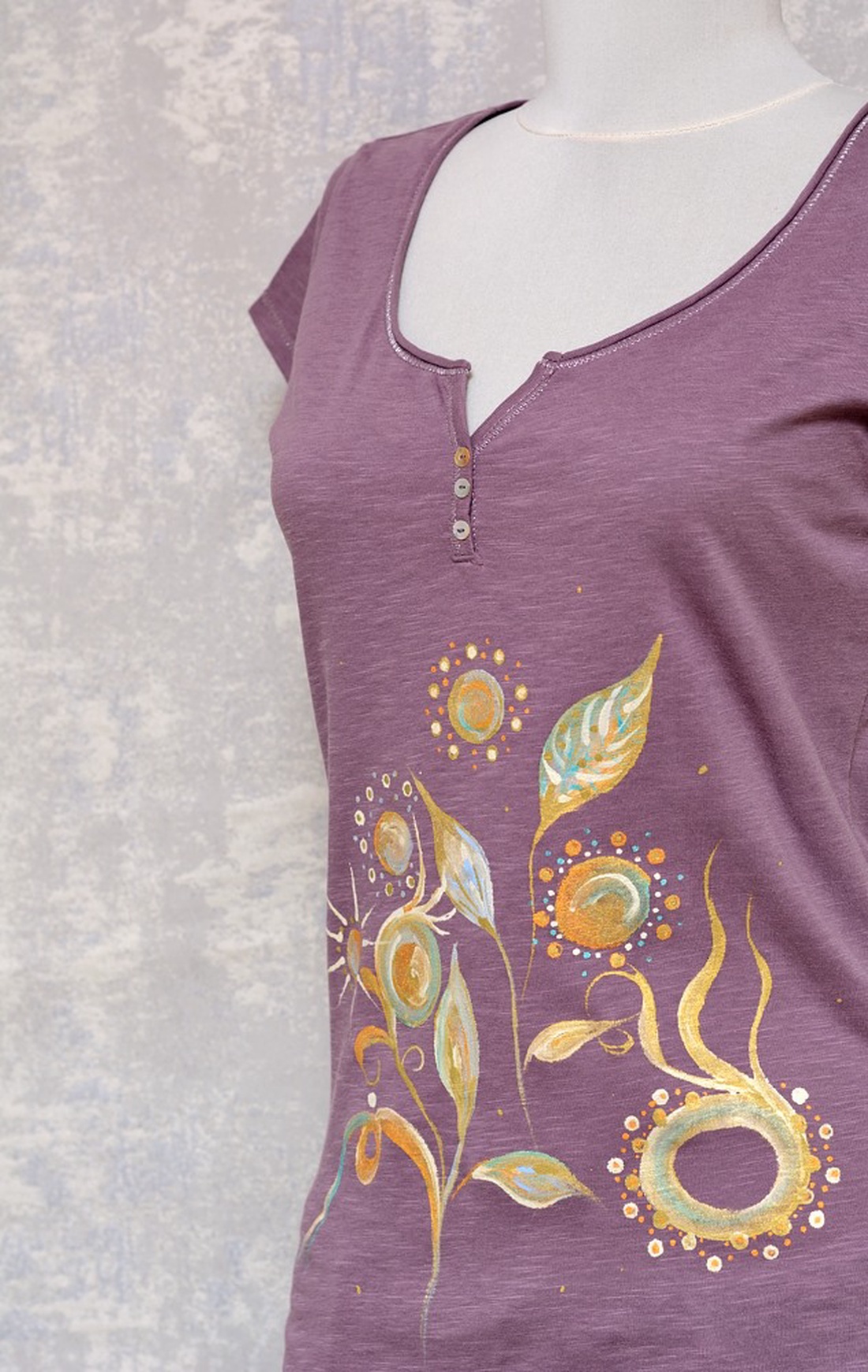 Tricou cu pictură florală, unicat - îmbrăcăminte și modă - haine damă - tricou și top de damă - Artynos.ro Tricou cu pictură florală, unicat - îmbrăcăminte și modă - haine damă - tricou și top de damă - Artynos.ro