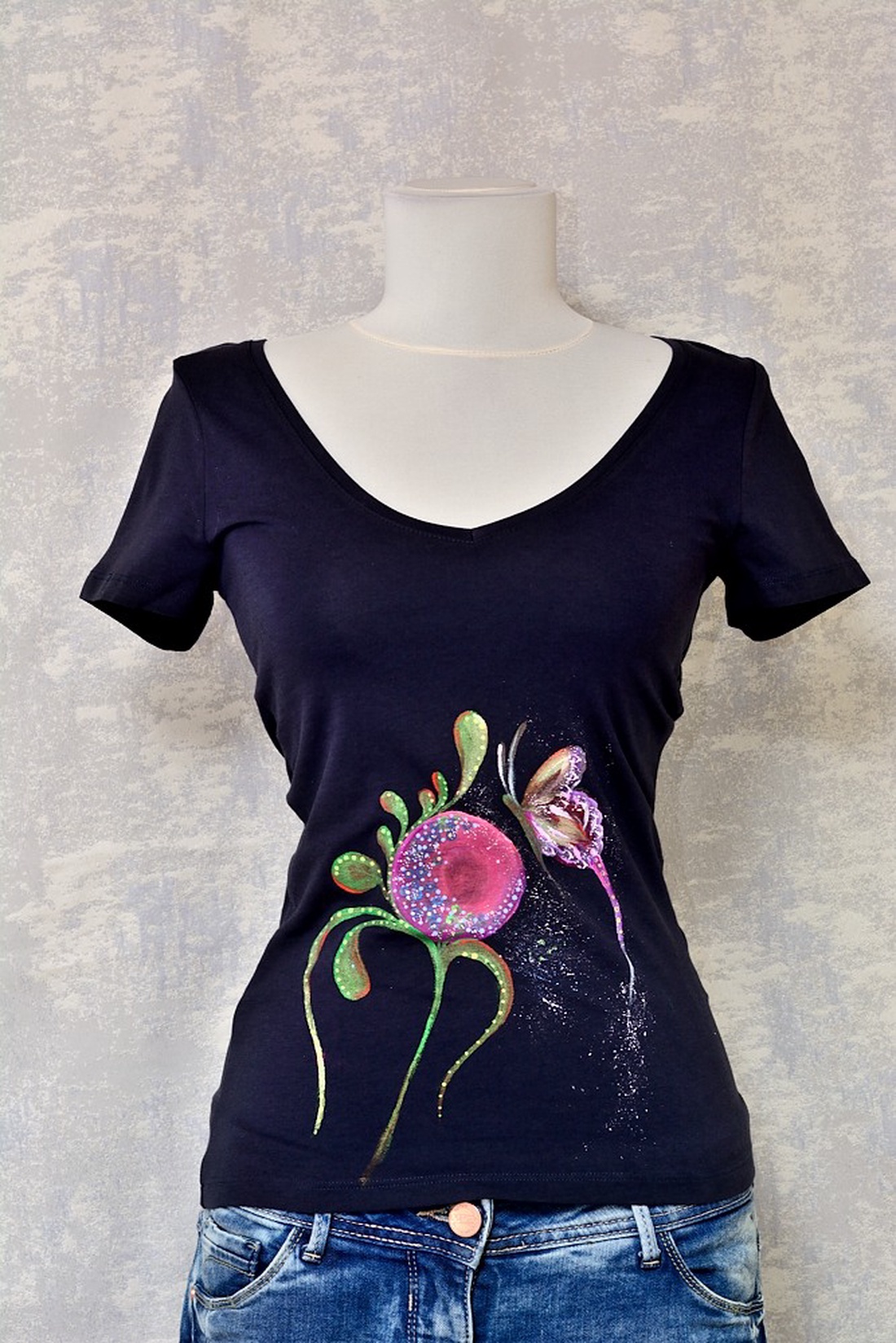 Tricou bleumarin cu pictură florală, unicat - îmbrăcăminte și modă - haine damă - tricou și top de damă - Artynos.ro Tricou bleumarin cu pictură florală, unicat - îmbrăcăminte și modă - haine damă - tricou și top de damă - Artynos.ro