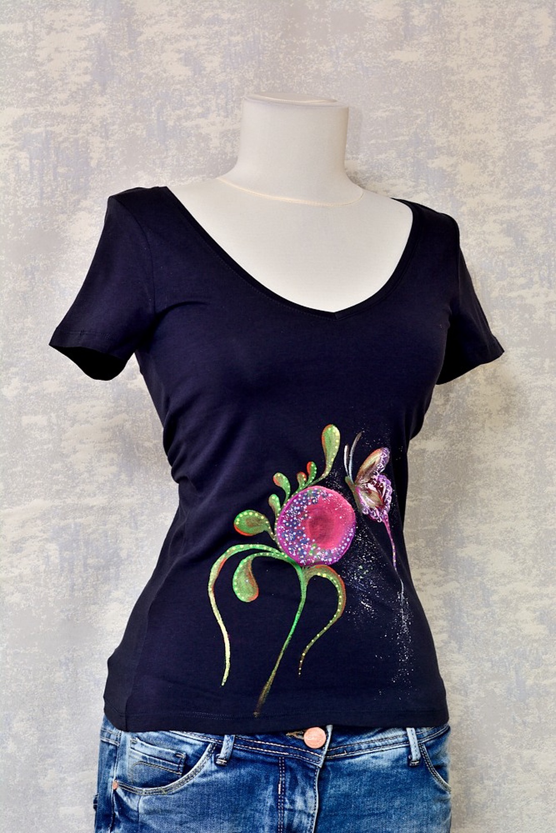 Tricou bleumarin cu pictură florală, unicat - îmbrăcăminte și modă - haine damă - tricou și top de damă - Artynos.ro Tricou bleumarin cu pictură florală, unicat - îmbrăcăminte și modă - haine damă - tricou și top de damă - Artynos.ro