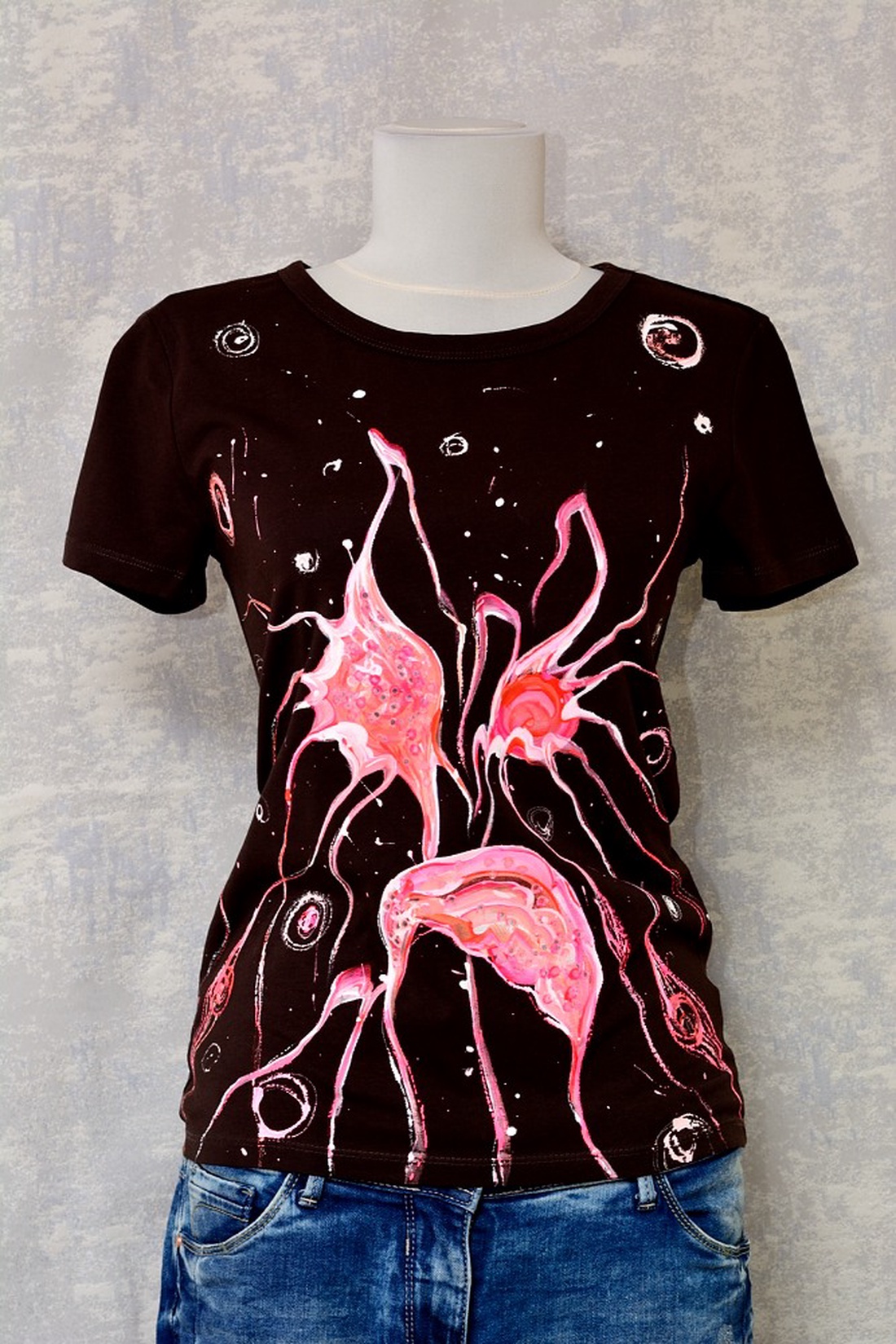 Tricou maro cu pictură florală, unicat - îmbrăcăminte și modă - haine damă - tricou și top de damă - Artynos.ro Tricou maro cu pictură florală, unicat - îmbrăcăminte și modă - haine damă - tricou și top de damă - Artynos.ro