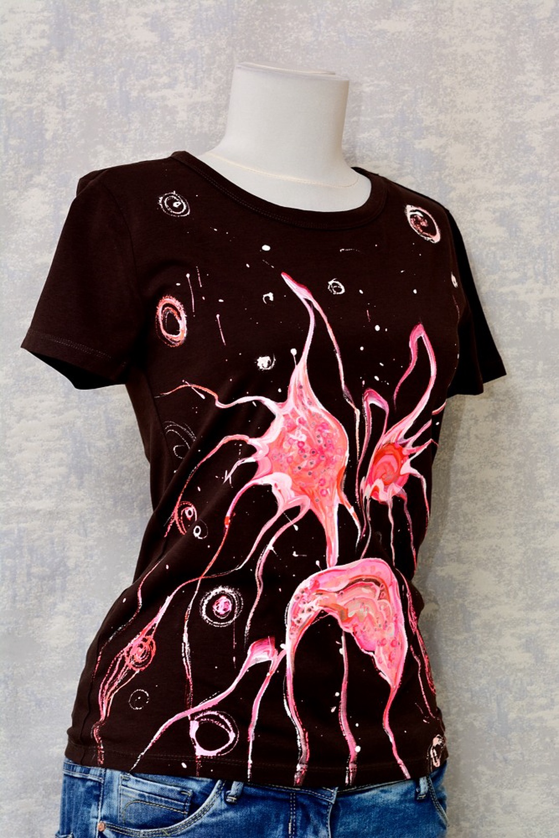 Tricou maro cu pictură florală, unicat - îmbrăcăminte și modă - haine damă - tricou și top de damă - Artynos.ro Tricou maro cu pictură florală, unicat - îmbrăcăminte și modă - haine damă - tricou și top de damă - Artynos.ro
