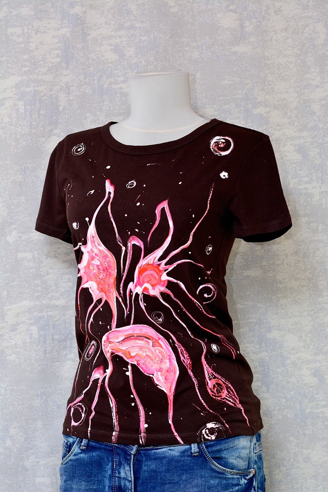 Tricou maro cu pictură florală, unicat - îmbrăcăminte și modă - haine damă - tricou și top de damă - Artynos.ro Tricou maro cu pictură florală, unicat - îmbrăcăminte și modă - haine damă - tricou și top de damă - Artynos.ro