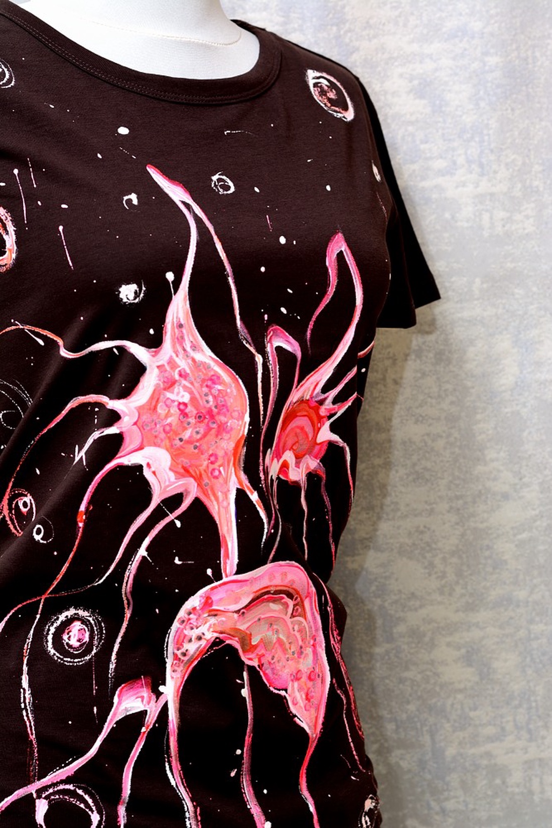 Tricou maro cu pictură florală, unicat - îmbrăcăminte și modă - haine damă - tricou și top de damă - Artynos.ro Tricou maro cu pictură florală, unicat - îmbrăcăminte și modă - haine damă - tricou și top de damă - Artynos.ro