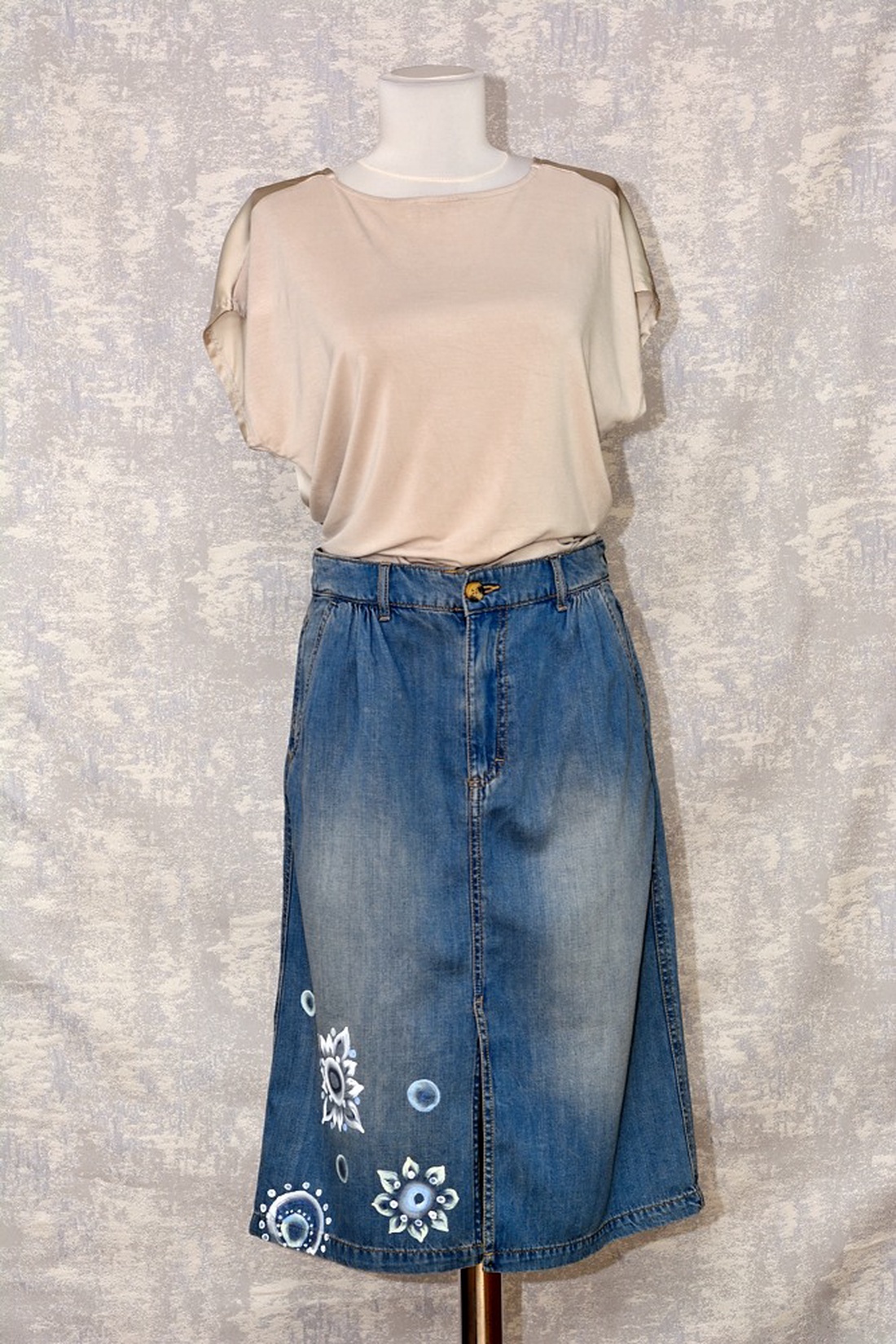 Fustă denim cu pictură florală, unicat - îmbrăcăminte și modă - haine damă - fustă damă - Artynos.ro Fustă denim cu pictură florală, unicat - îmbrăcăminte și modă - haine damă - fustă damă - Artynos.ro