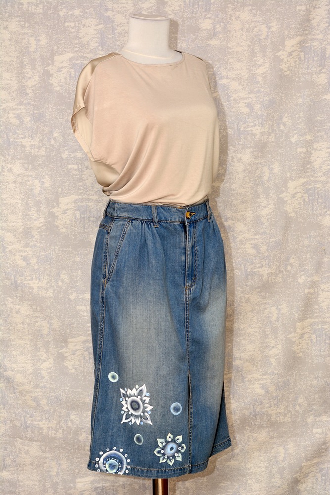 Fustă denim cu pictură florală, unicat - îmbrăcăminte și modă - haine damă - fustă damă - Artynos.ro Fustă denim cu pictură florală, unicat - îmbrăcăminte și modă - haine damă - fustă damă - Artynos.ro